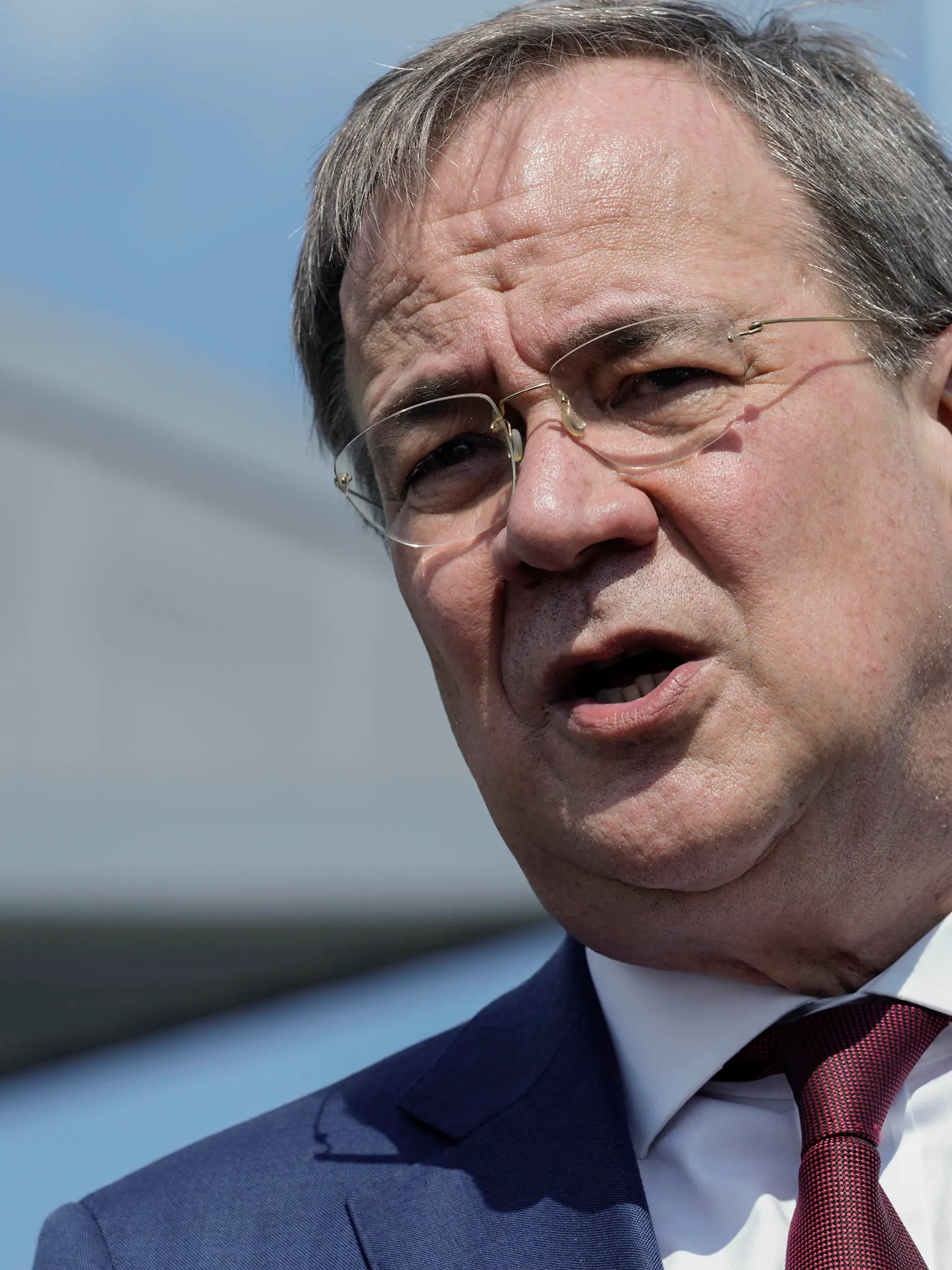 Inbetriebnahme der Shell Wasserstoff-Elektrolyse REFHYNE in Wesseling Aktuell, 02.07.2021, Wesseling, Armin Laschet Ministerpraesident von Nordrhein-Westfalen, CDU-Vorsitzender und CDU Kanzlerkandidat bei der Inbetriebnahme der Wasserstoff-elektrolyse REFHYNE Anlage von Shell am Standort in Wesseling Wesseling Nordrhein-Westfalen Deutschland *** Commissioning of the Shell hydrogen electrolysis REFHYNE in Wesseling News, 02 07 2021, Wesseling, Armin Laschet Prime Minister of North Rhine-Westphalia, CDU leader and CDU candidate for chancellor at the commissioning of the hydrogen electrolysis REFHYNE plant of Shell at the site in Wesseling Wesseling North Rhine-Westphalia Germany 