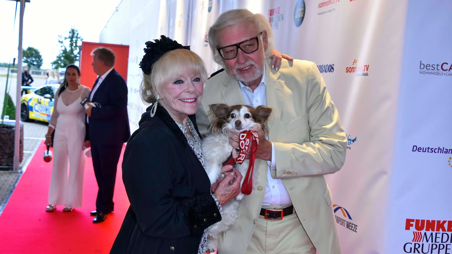 Elke Sommer Schauspielerin mit Ehemann Wolf Walther zu Gast bei der Verleihung der Goldene Sonne Awards 2021 im Wunderland in Kalkar am Samstag 28.08.2021 in Kalkar NRW Deutschland *** Elke Summer Actress with Husband Wolf Walther to Guest at the award Ceremony the Golden Sun Awards 2021 at Wonderland in Kalkar on Saturday 28 08 2021 in Kalkar NRW Germany