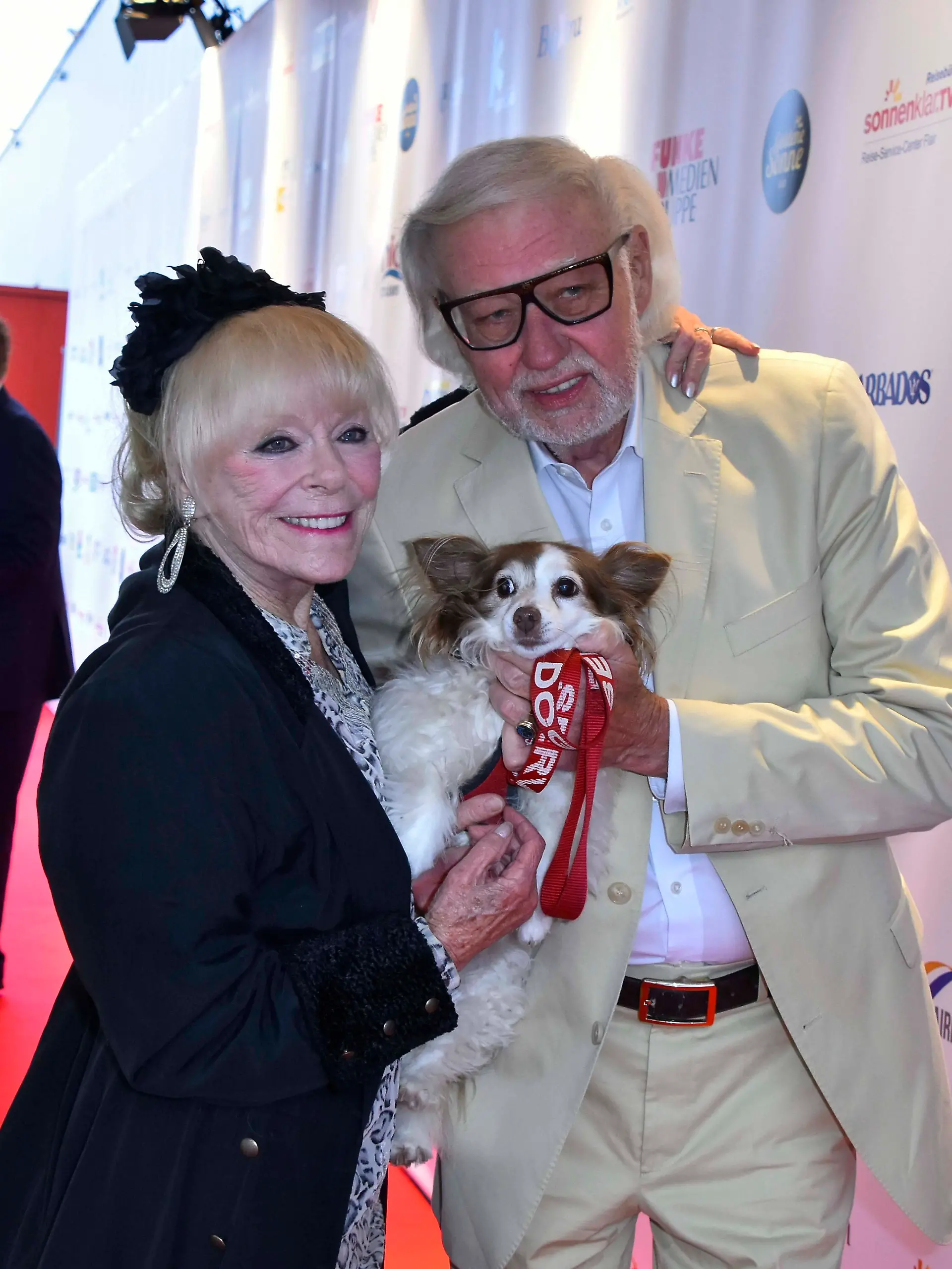 Elke Sommer Schauspielerin mit Ehemann Wolf Walther zu Gast bei der Verleihung der Goldene Sonne Awards 2021 im Wunderland in Kalkar am Samstag 28.08.2021 in Kalkar NRW Deutschland *** Elke Summer Actress with Husband Wolf Walther to Guest at the award Ceremony the Golden Sun Awards 2021 at Wonderland in Kalkar on Saturday 28 08 2021 in Kalkar NRW Germany
