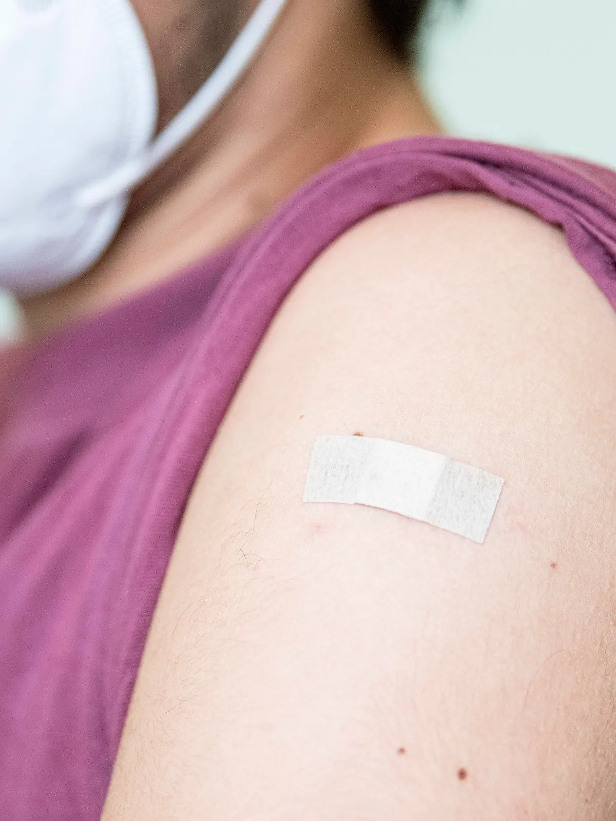 09.06.2021, Berlin: Auf dem Arm eines Jugendlichen klebt ein Pflaster, nachdem er mit dem Corona-Impfstoff Comirnaty von Biontech/Pfizer geimpft wurde. Foto: Fabian Sommer/dpa +++ dpa-Bildfunk +++