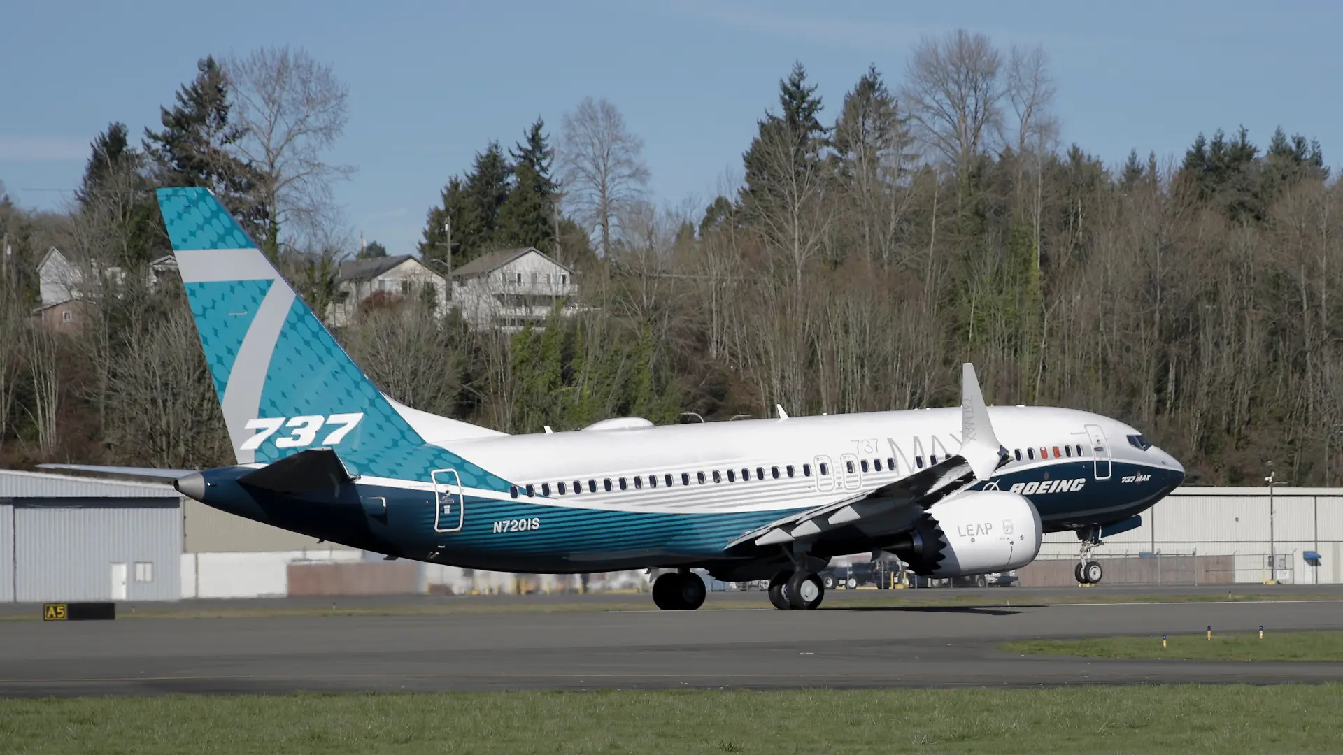 Eine Boeing 737 MAX 7 hebt in Renton, Washington, zu ihrem Erstflug ab. Boeing hat nach jahrelangen Verzögerungen eine Zulassung für das kleinste Flugzeug seiner Modellfamilie 737 Max bekommen. Der Airbus-Rivale kann nun Maschinen des Typs 737 Max 7 an Kunden ausliefern. +++ dpa-Bildfunk +++