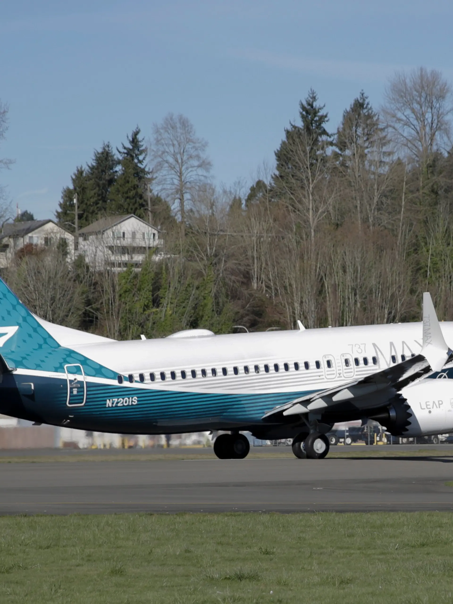 Eine Boeing 737 MAX 7 hebt in Renton, Washington, zu ihrem Erstflug ab. Boeing hat nach jahrelangen Verzögerungen eine Zulassung für das kleinste Flugzeug seiner Modellfamilie 737 Max bekommen. Der Airbus-Rivale kann nun Maschinen des Typs 737 Max 7 an Kunden ausliefern. +++ dpa-Bildfunk +++