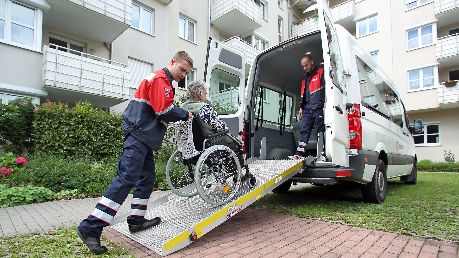 Die Zivildienstleistenden Philipp Kindermann (l) und Tony Haß kümmern sich um die Dialysepatientin Maritta Siegbert im Rollstuhl am Dienstag (24.08.2010) in Leipzig. Die beiden leisten beim Malteser Hilfsdienst noch den neun Monate dauernden Wehrersatzdienst ab. Nach den Plänen zum Aussetzen der Wehrpflicht sind sich nun die Experten uneins, wie man den damit verbundenen Wegfall des Zivildienstes kompensieren soll. Foto: Jan Woitas