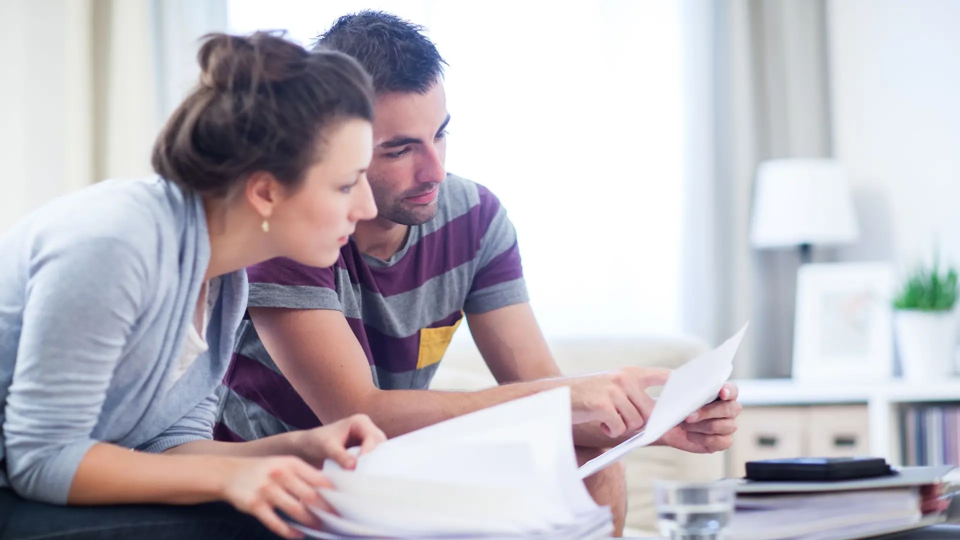 Sträubt sich Ihr Partner inständig, über die Finanzen zu sprechen? Dann kann das ein Warnsignal sein. Genau dann bietet es sich an, miteinander darüber zu sprechen.