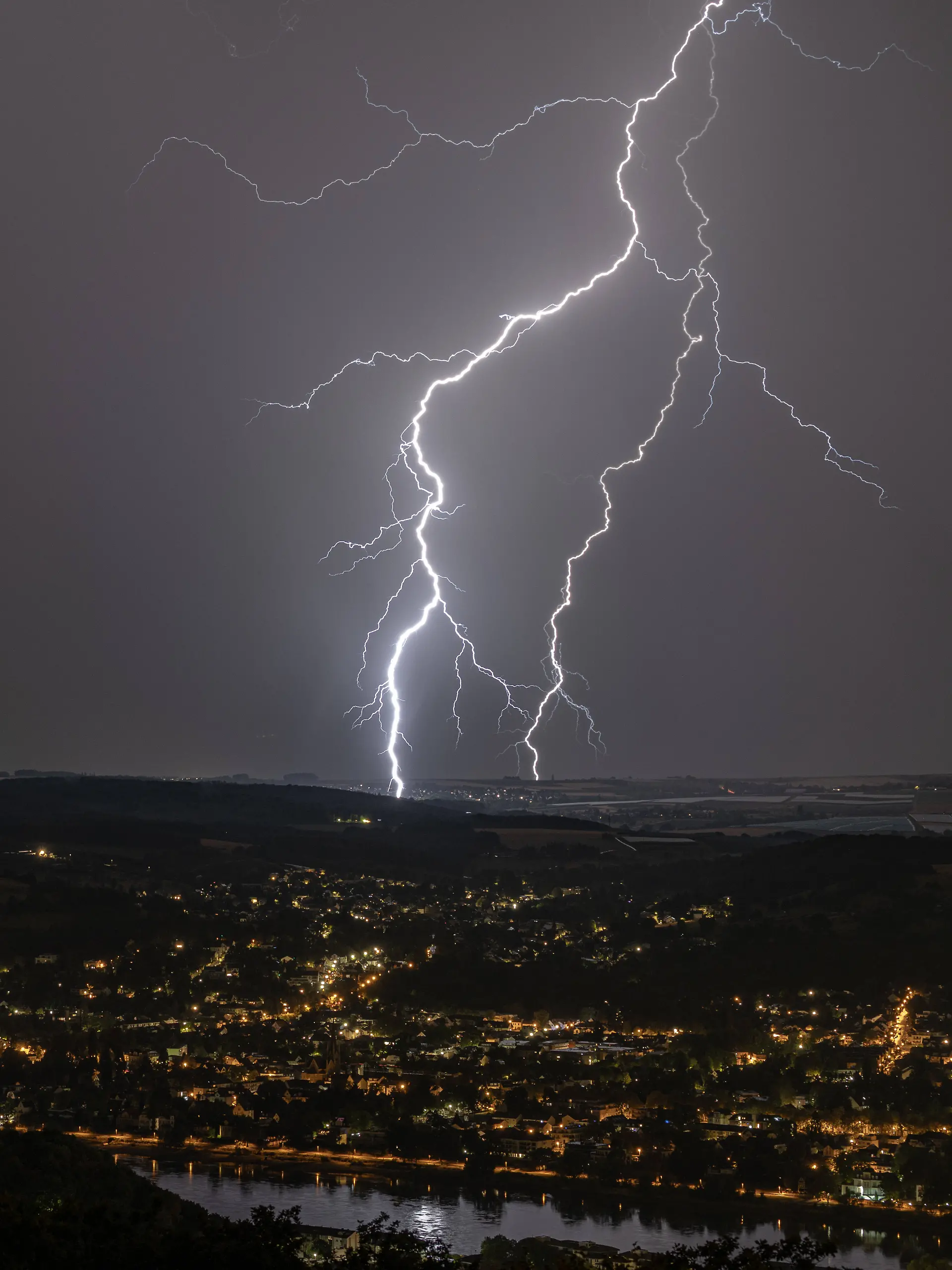 Blitzeinschlag über dem Rheintal bei Bad Godesberg und Wachtberg