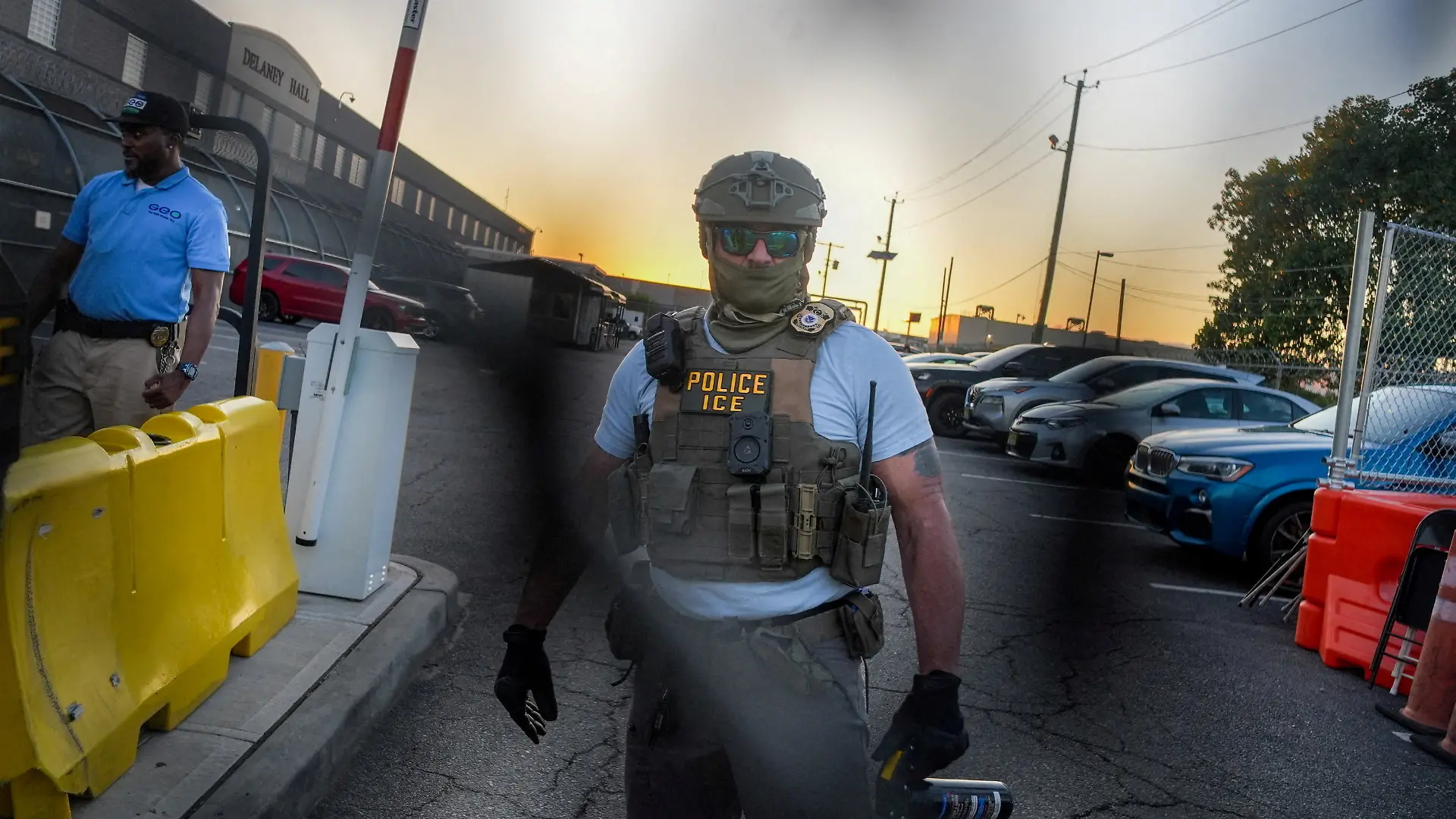 An Immigration and Customs Enforcement (ICE) agent holds a pepper spray canister outside of Delaney Hall detention center, after a Salvadoran immigrant, Edwin Lopez-Cornejo, who was being held inside died on Saturday, in Newark, New Jersey, U.S., August 3, 2026.   REUTERS/Ryan Murphy REFILE - CORRECTING SURNAME FROM "LOPEZ-CONEJO" TO "LOPEZ-CORNEJO".