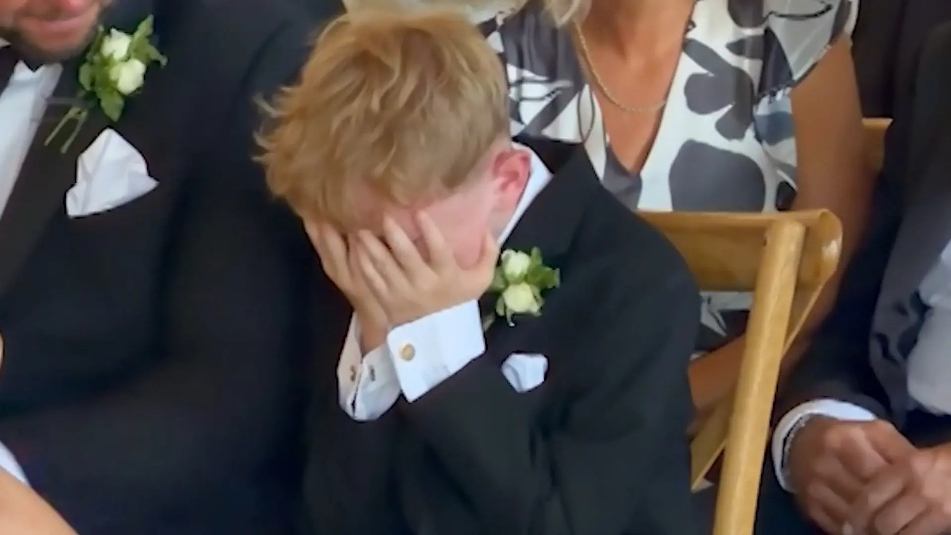 Junge bricht bei Hochzeit in Tränen aus – weil Stiefpapa ihm DAS verspricht! Emotionales Ja-Wort