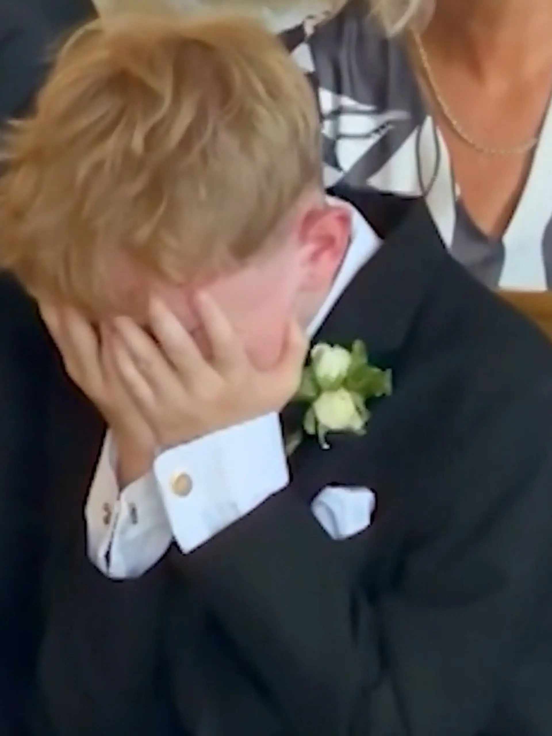 Bild zu: "Junge bricht bei Hochzeit in Tränen aus – weil Stiefpapa ihm DAS verspricht!"