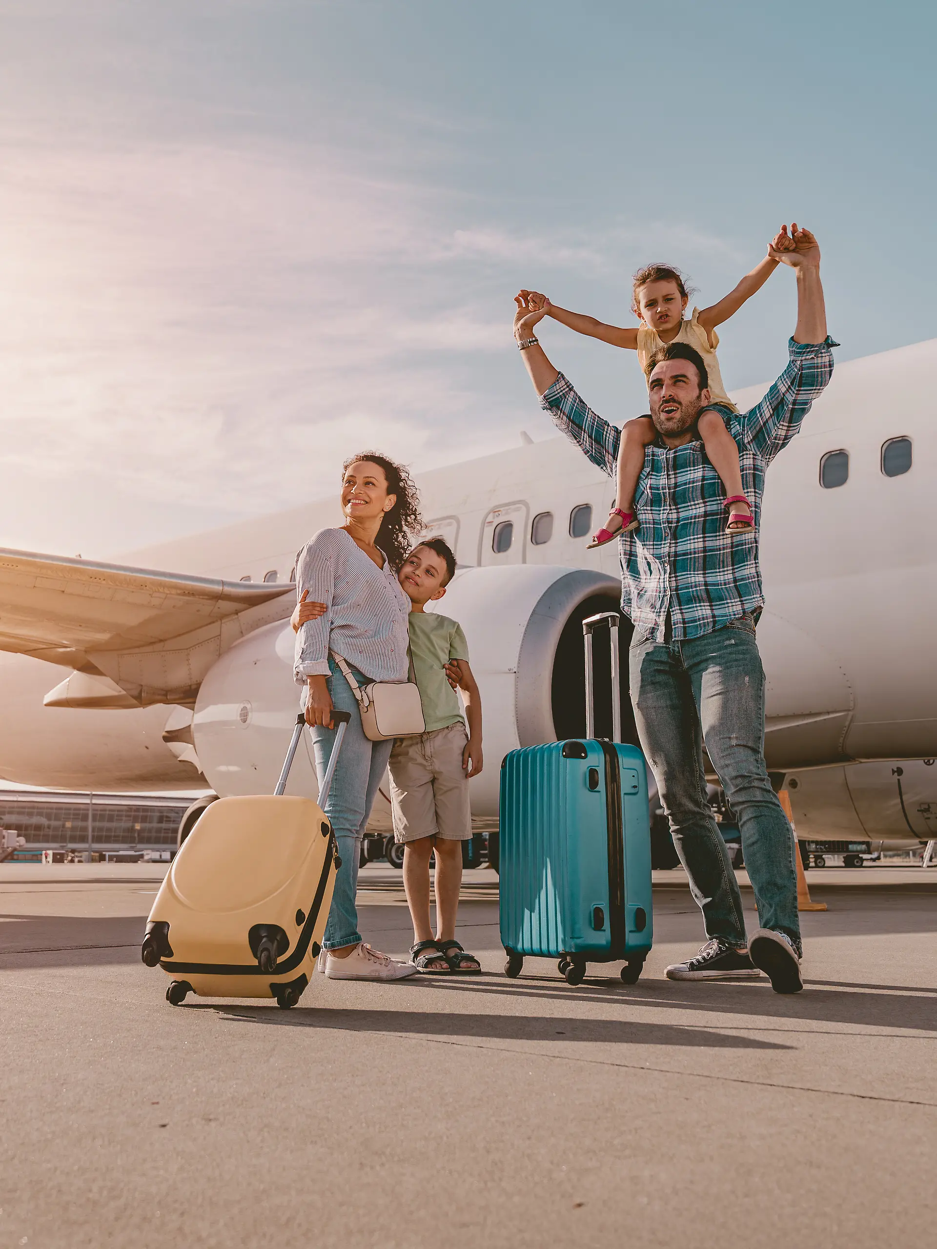 Glückliche Familie, die gerade für ihren Urlaub aus dem Flugzeug gestiegen ist