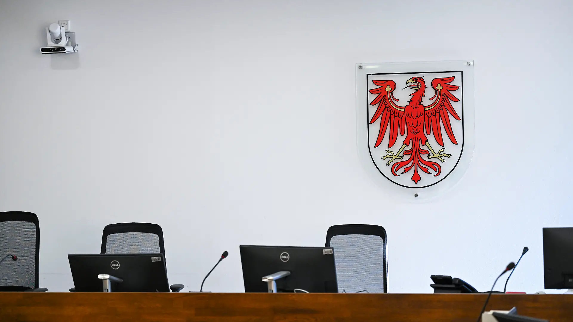 In einem Verhandlungssaal vom Landgericht Potsdam ist das Wappen von Brandenburg zu sehen. (zu dpa: «Sterbehilfe-Prozess: «Ich muss ihr jetzt helfen»») +++ dpa-Bildfunk +++