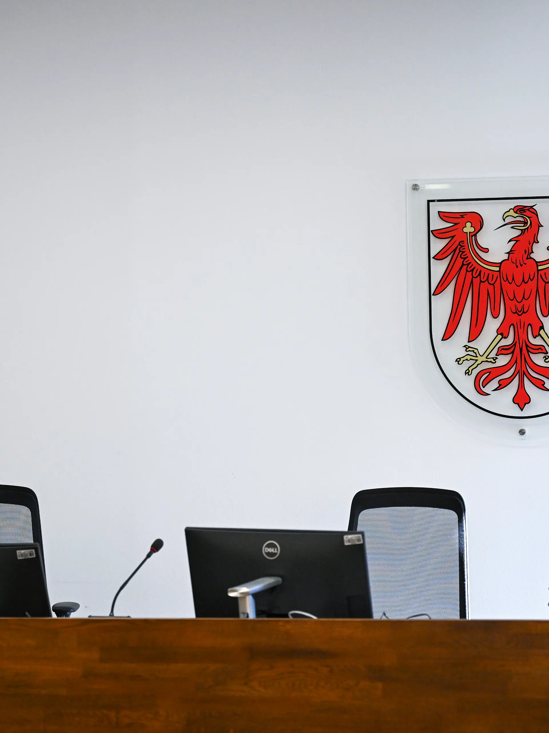 In einem Verhandlungssaal vom Landgericht Potsdam ist das Wappen von Brandenburg zu sehen. (zu dpa: «Sterbehilfe-Prozess: «Ich muss ihr jetzt helfen»») +++ dpa-Bildfunk +++