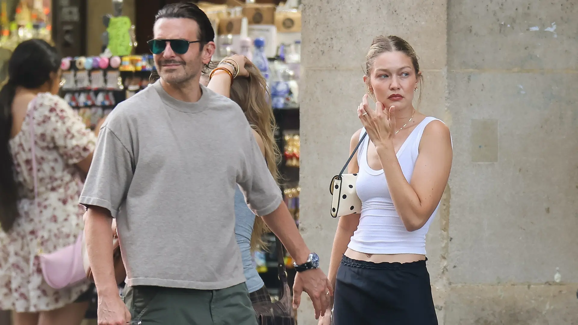 SONDERKONDITIONEN: MINDESTHONORAR: *EXCLUSIVE* Paris, FRANCE Bradley Cooper and Gigi Hadid stepped out for dinner at Loulou in Paris, enjoying the sunset and views of the Eiffel Tower amid rumors of a budding romance. Pictured: Bradley Cooper, Gigi Hadid BACKGRID USA 3 AUGUST 2026 BYLINE MUST READ: action press / Aissaoui Nacer / BACKGRID