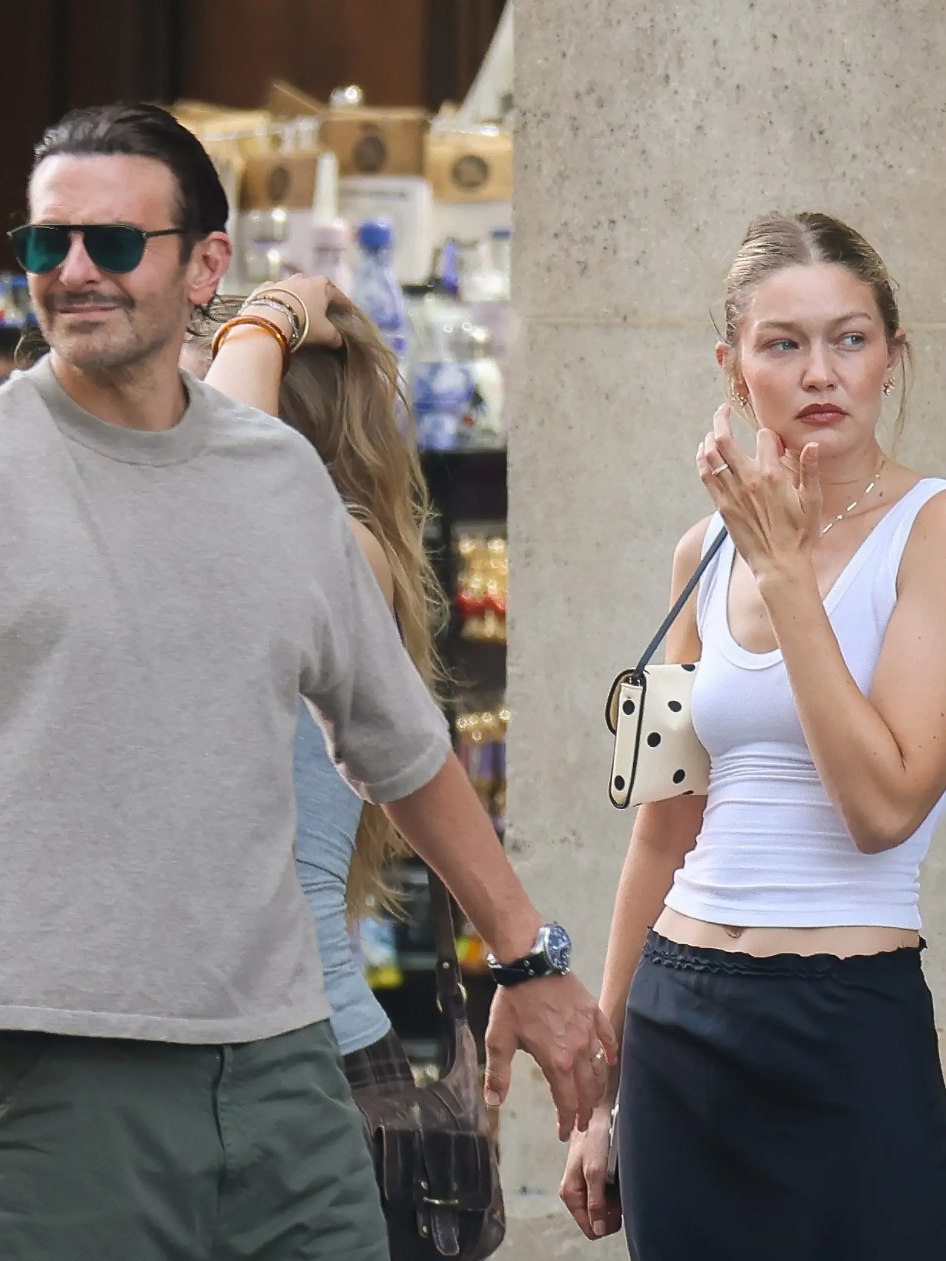 SONDERKONDITIONEN: MINDESTHONORAR: *EXCLUSIVE* Paris, FRANCE Bradley Cooper and Gigi Hadid stepped out for dinner at Loulou in Paris, enjoying the sunset and views of the Eiffel Tower amid rumors of a budding romance. Pictured: Bradley Cooper, Gigi Hadid BACKGRID USA 3 AUGUST 2026  BYLINE MUST READ: action press / Aissaoui Nacer / BACKGRID   