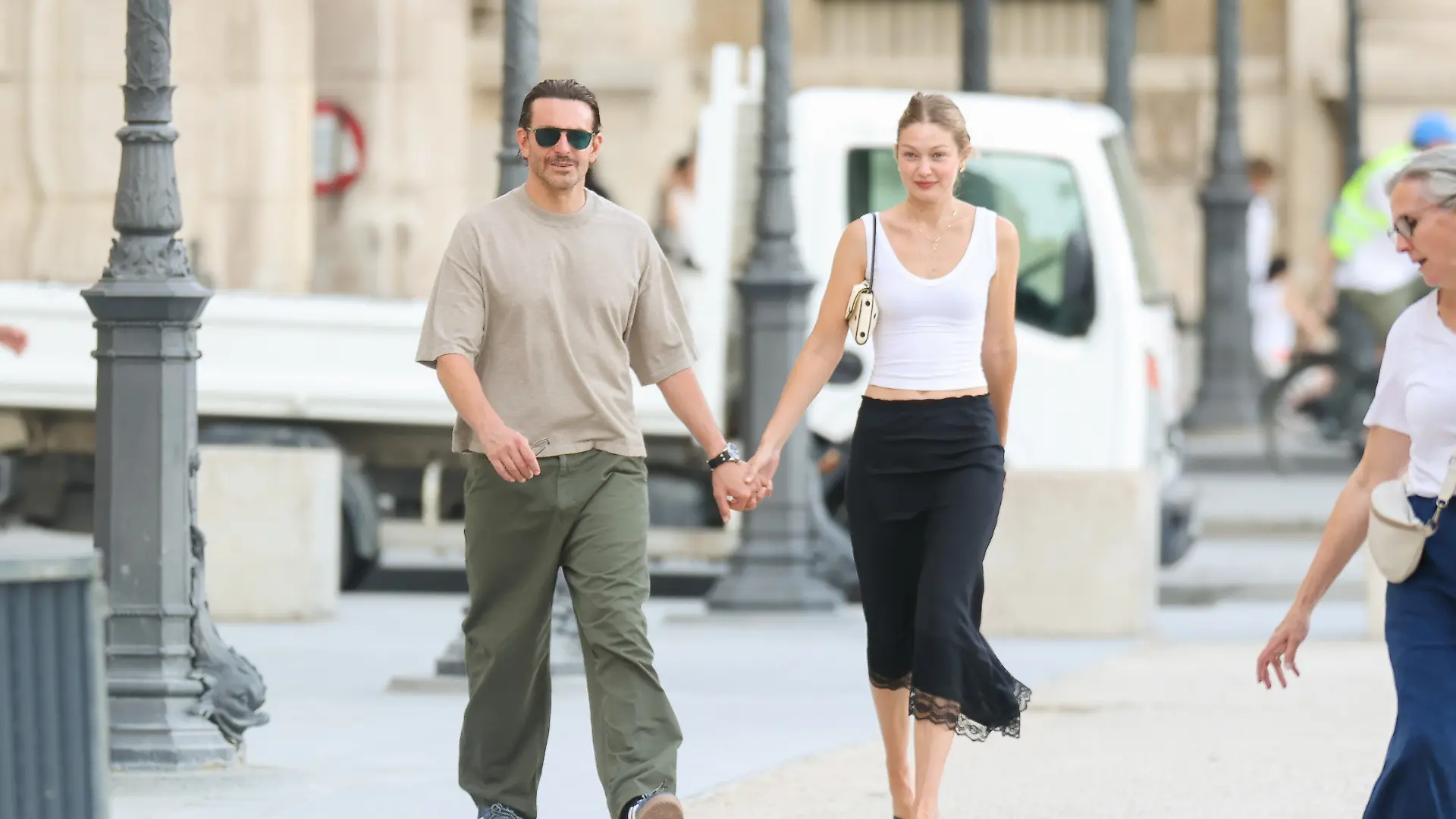 SONDERKONDITIONEN: MINDESTHONORAR: *EXCLUSIVE* Paris, FRANCE Bradley Cooper and Gigi Hadid stepped out for dinner at Loulou in Paris, enjoying the sunset and views of the Eiffel Tower amid rumors of a budding romance. Pictured: Bradley Cooper, Gigi Hadid BACKGRID USA 3 AUGUST 2026 BYLINE MUST READ: action press / Aissaoui Nacer / BACKGRID