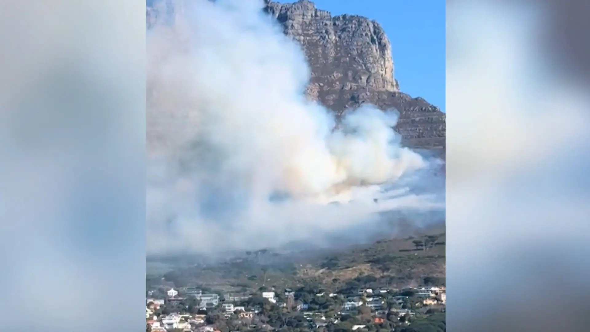 Naturwunder in Flammen! Brände bedrohen weltberühmten Touri-Hotspot Riesige Rauchwolken am Tafelberg