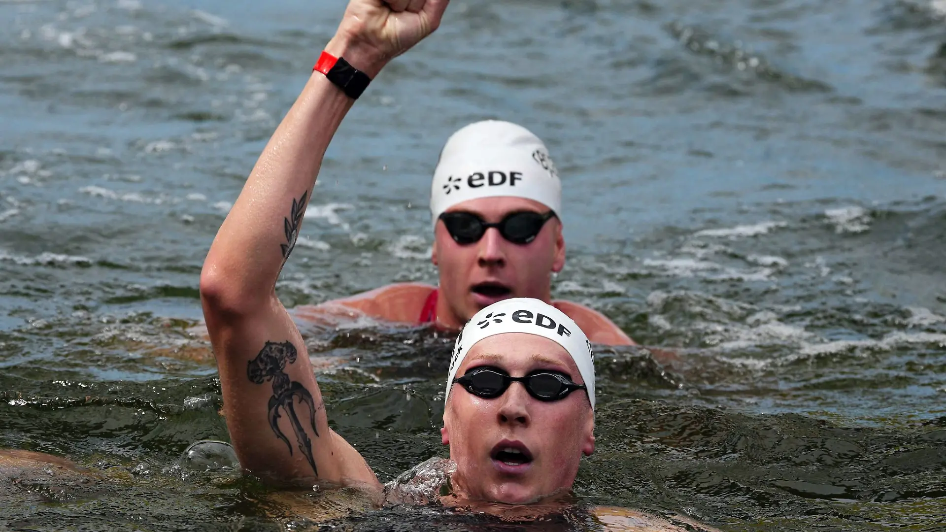 Mit einem Schlussspurt sicherte sich Florian Wellbrock nach zehn Kilometern den Sieg in der Seine.