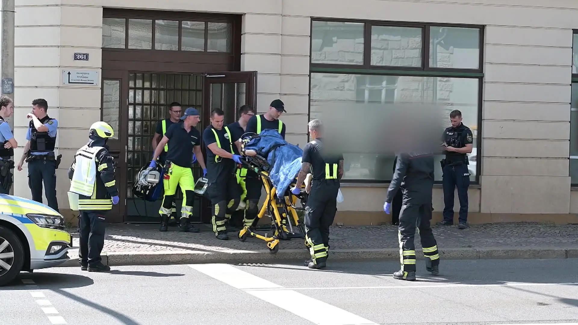 Zahnarzt wird vor seiner Praxis niedergestochen Schreckliche Tat in Leipzig