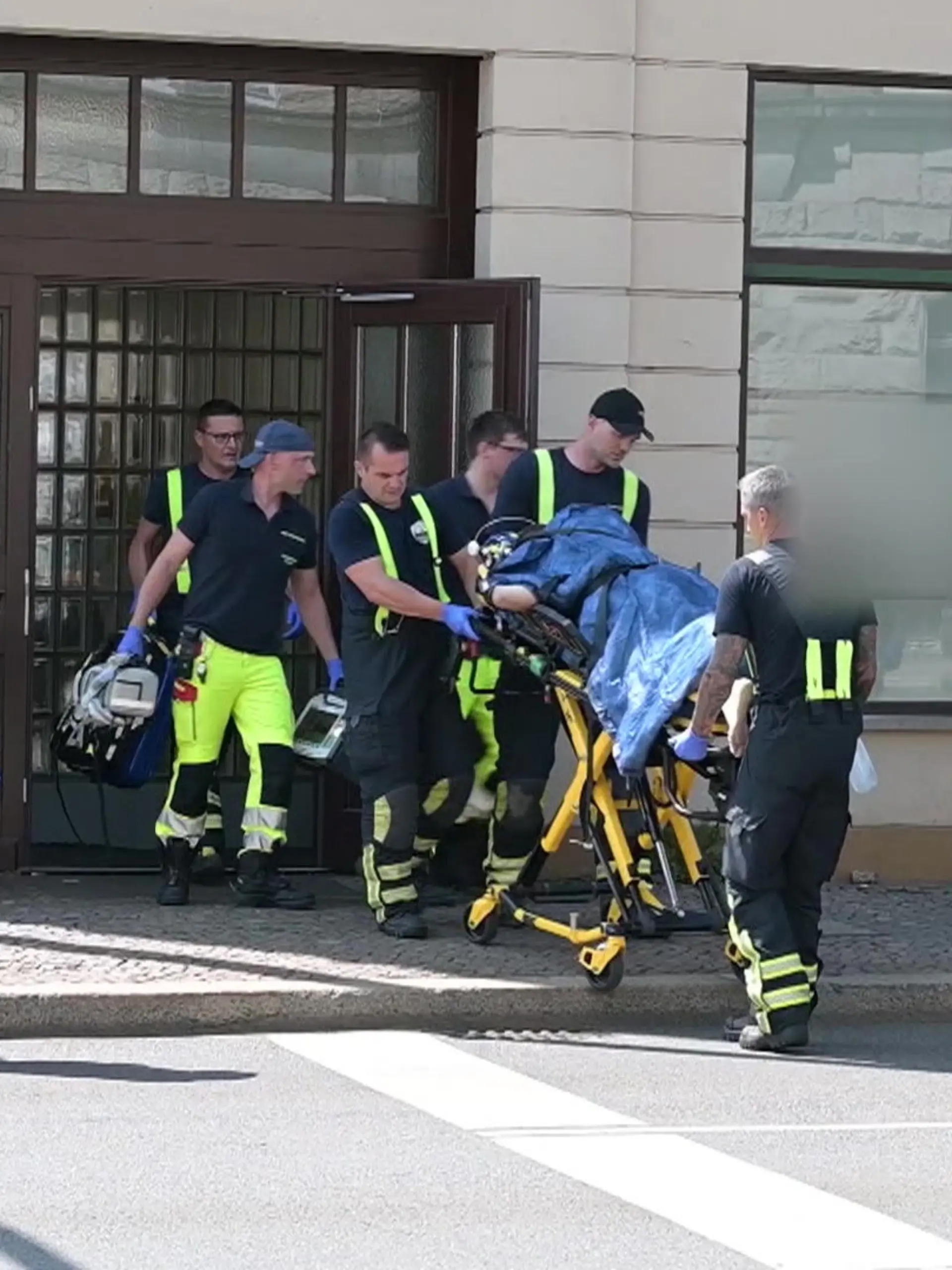 Bild zu: "Zahnarzt wird vor seiner Praxis niedergestochen"