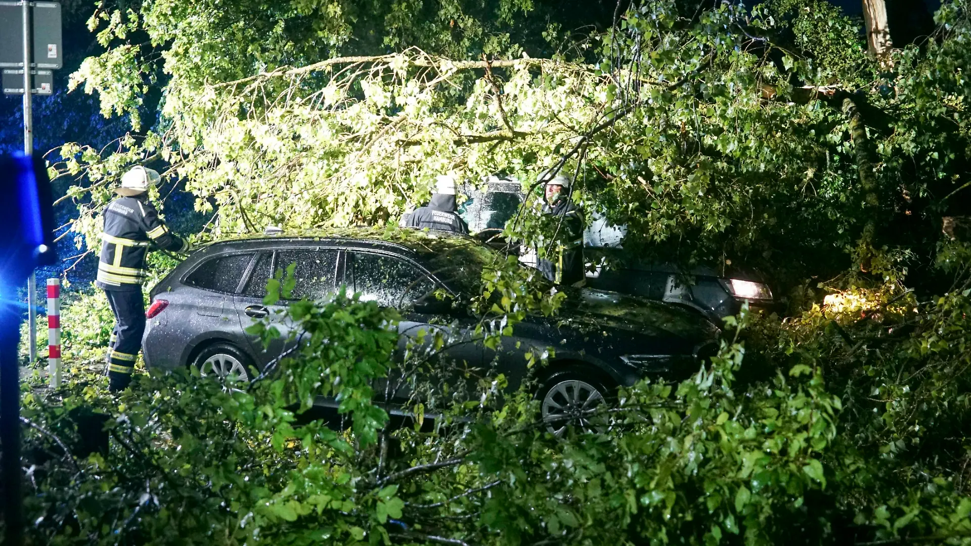 CNTV/UNFALL- Unfallort Polizei und Feuerwehr im Rettungs einsatz.Schweizer Grossfamilie wird in ihrem Transporter unter einem Baum eingeklemmt - E-Call System alarmiert die Rettungskräfte 04.08.2026 Hamburg - Eilbek Insgesamt 7 verletzte Personen Eine riesengroßen Schutzengel hatte eine sich auf Urlaub befindliche schweizer Großfamilie am Dienstag morgen im Hamburger Stadtteil Eilbek. Während der Fahrt stürzte in der Strasse "Eilbektal" aufgrund eines lokalen Unwetters ein riesiger Baum auf ihr Fahrzeug und zerstörte dabei den Bereich der Windschutzscheibe und des Daches vollständig. Die Familie bestehend aus 4 Erwachsenen und 3 Kindern konnte das Fahrzeug nicht verlassen da der Baum das ganze Fahrzeug bedeckte. Alle Personen musste von der Feuerwehr aus dem Wagen gerettet werden.