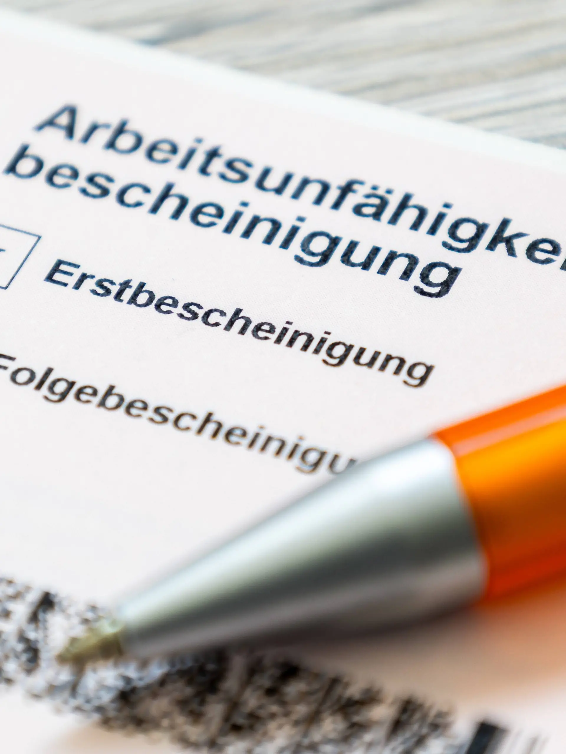 Nahaufnahme einer Arbeitsunfähigkeitsbescheinigung *** Close-up of a certificate of incapacity for work Copyright: xUdoxHerrmannx