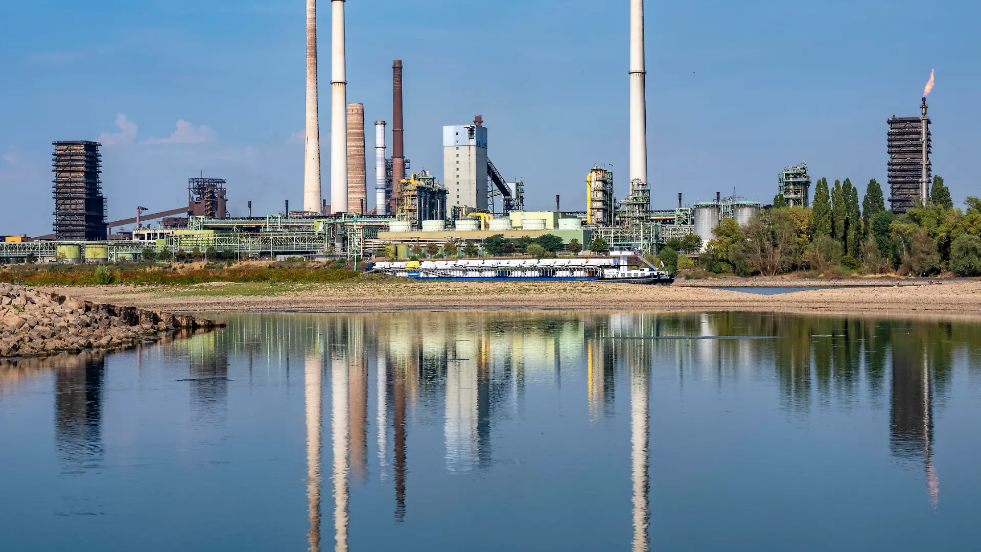 Extremes Niedrigwasser, hier beim Thyssenkrupp Steel Stahlwerk in Duisburg-Marxloh, durch den niedrigen Rheinpegel haben sich Sandbänke gebildet, Frachter können nur mit reduzierter Ladung fahren, das TKS Stahlwerk hat seine Produktion verringert, da nicht mehr genug Rohstoffe für die Stahlindustrie geliefert werden können,Rheinpegel DU-Ruhrort bei 149 cm, tiefster jemals gemessener Pegel, Tendenz fallend, Duisburg, NRW, Deutschland