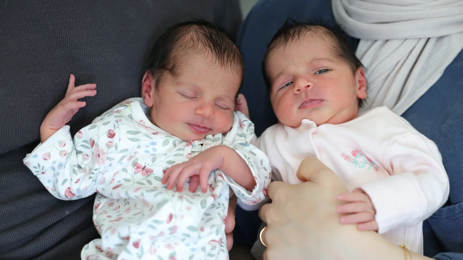 In Bremen sind die Zwillinge Jara und Mira in unterschiedlichen Monaten geboren worden.