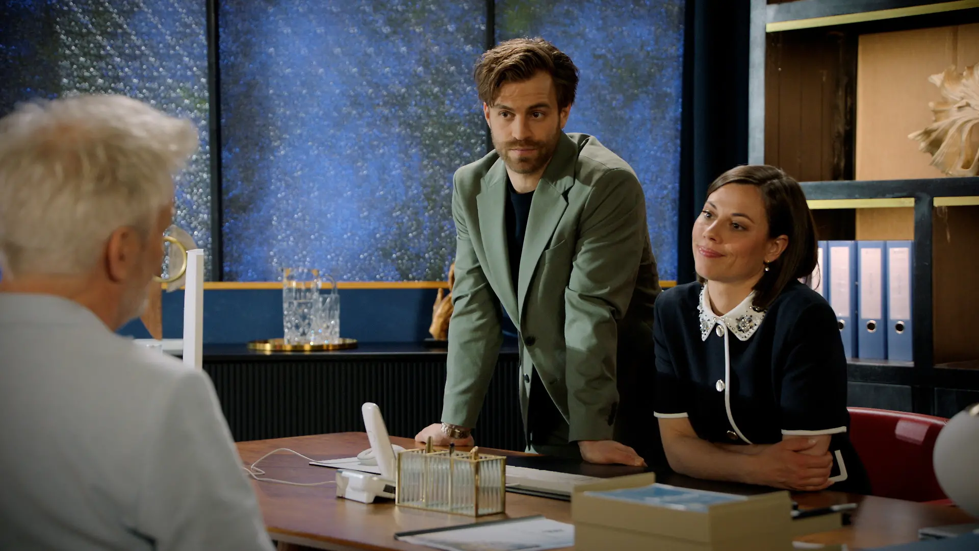 Julian (Onno Buß, M.) und Matilda (Anna-Katharina Fecher) rechnen mit Kaltenbach (Stephan Schill) ab.