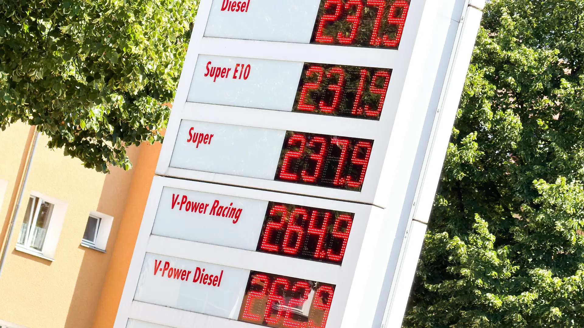 Symbolfoto und Themenfoto hoher Benzinpreis und Spritpreis, hier an einer Tankstelle in Koeln kurz nach 12 Uhr am Samstag nachmittag, die Bezinpreise sind nach dem erneuten Konflikt im Nahen Osten wieder signikikant angestiegen, 25.07.2026