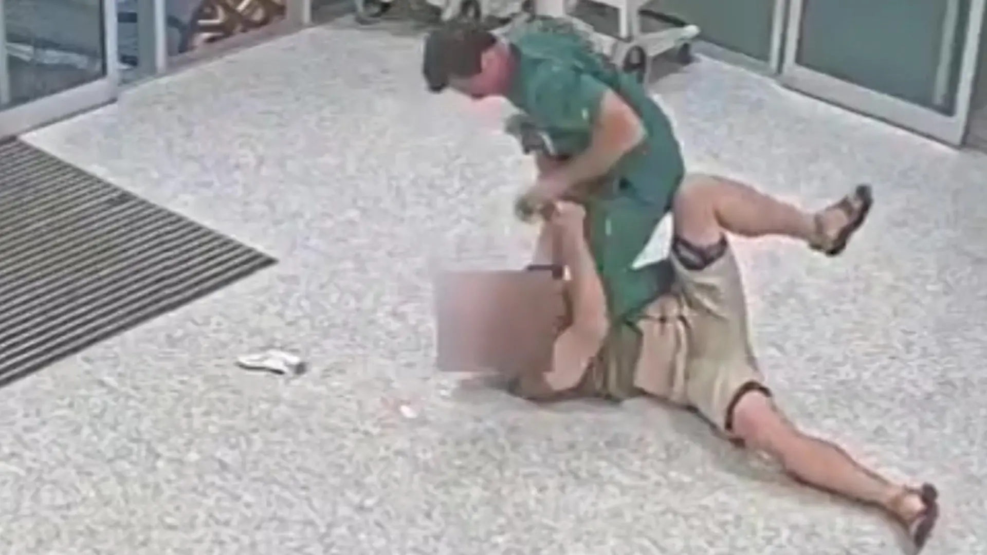 Aggro-Patient schmeißt sich auf Krankenpfleger – der kontert mit DIESER krassen Aktion! Er wird eigentlich gerade entlassen
