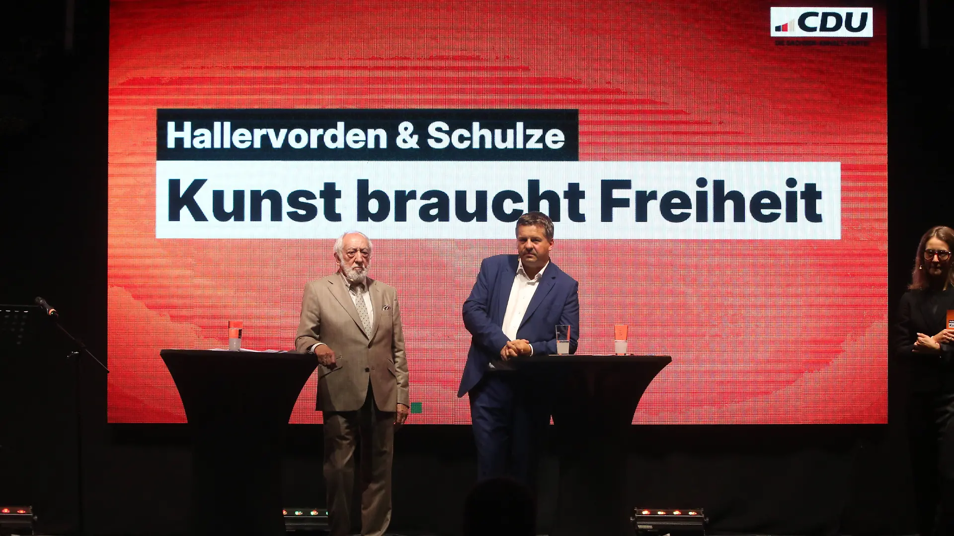 Dieter Hallervorden und Sven Schulze beim Auftakt der Gesprächsreihe Kunst braucht Freiheit im Capitol. Halle Saale, 28.07.2026 *** Dieter Hallervorden and Sven Schulze at the kickoff of the Art Needs Freedom lecture series at the Capitol Halle Saale, July 28, 2026 Copyright: xAgenturxMatthiasxWehnertx/xM.xGränzdörferx