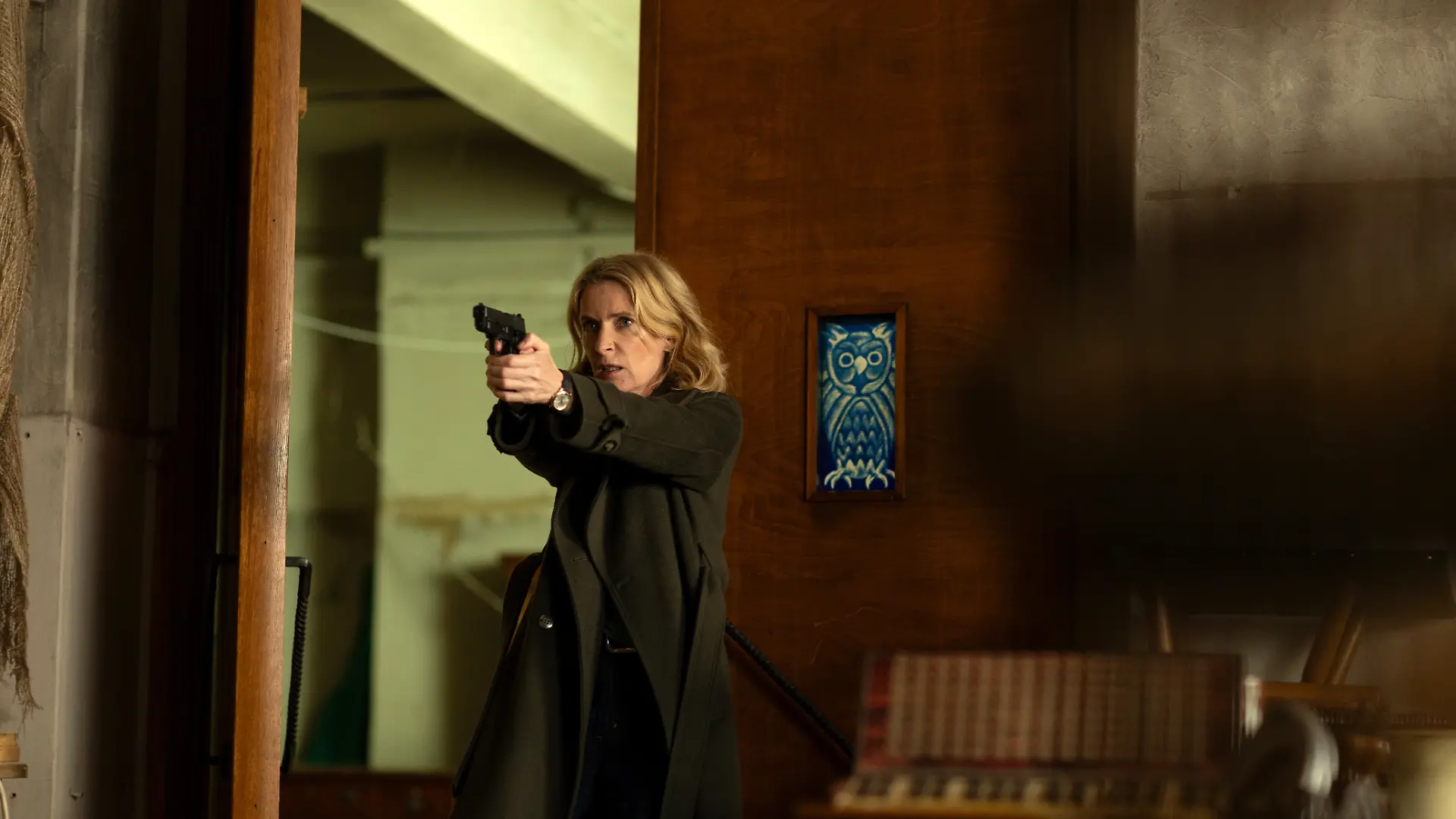 ARD/NDR TATORT: KÖNIG IN GELB, am Sonntag (13.09.26) um 20:15 Uhr im ERSTEN.
Kommt keine Sekunde zu früh: Charlotte Lindholm (Maria Furtwängler)
© NDR/Frizzi Kurkhaus, honorarfrei - Verwendung gemäß der AGB im engen inhaltlichen, redaktionellen Zusammenhang mit genannter NDR-Sendung und bei Nennung "Bild: NDR/Frizzi Kurkhaus" (S2). NDR Presse und Information/Fotoredaktion, Tel: 040/4156-2333 oder -2305, pressefoto@ndr.de