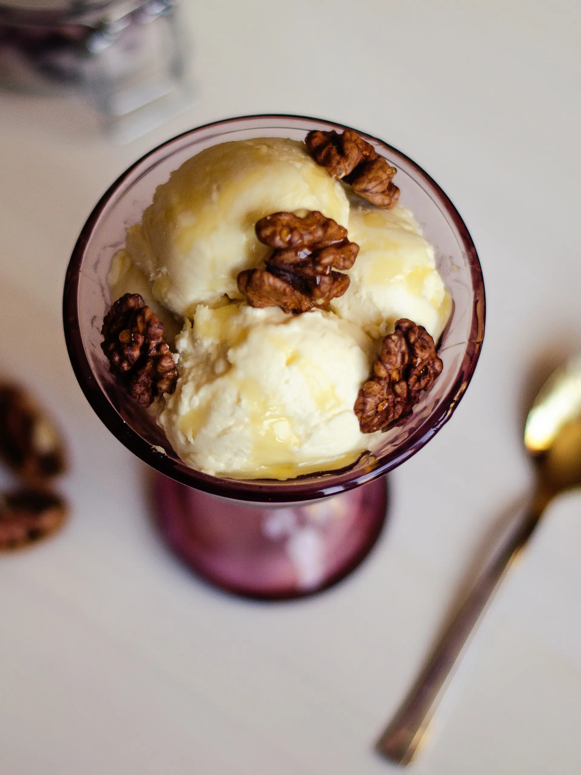 Getoppt wird das griechische Joghurt-Eis mit ein paar karamellisierten Walnüssen und Honig. 