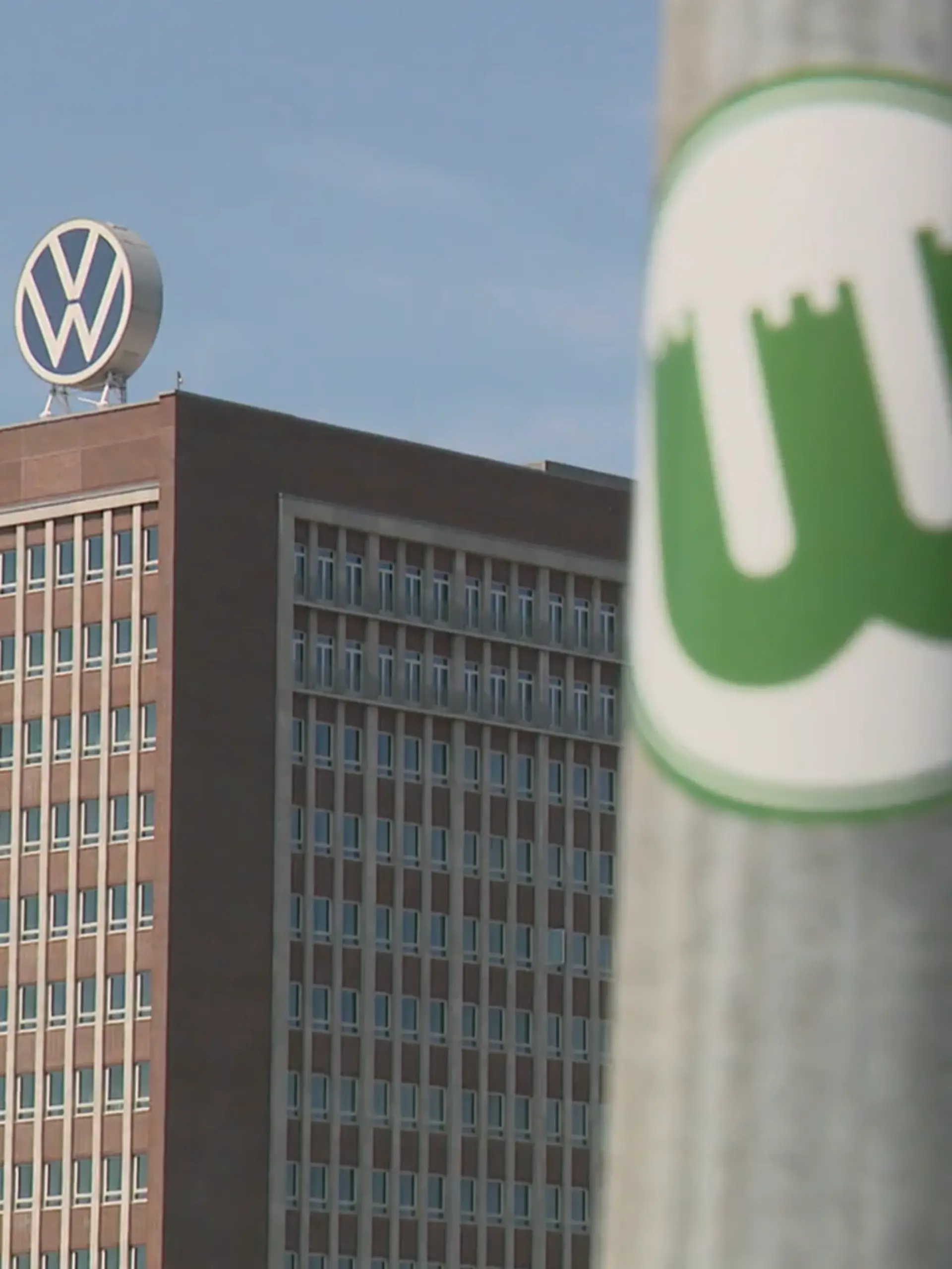 Der VfL Wolfsburg gibt Millionen aus, während es bei VW kriselt.