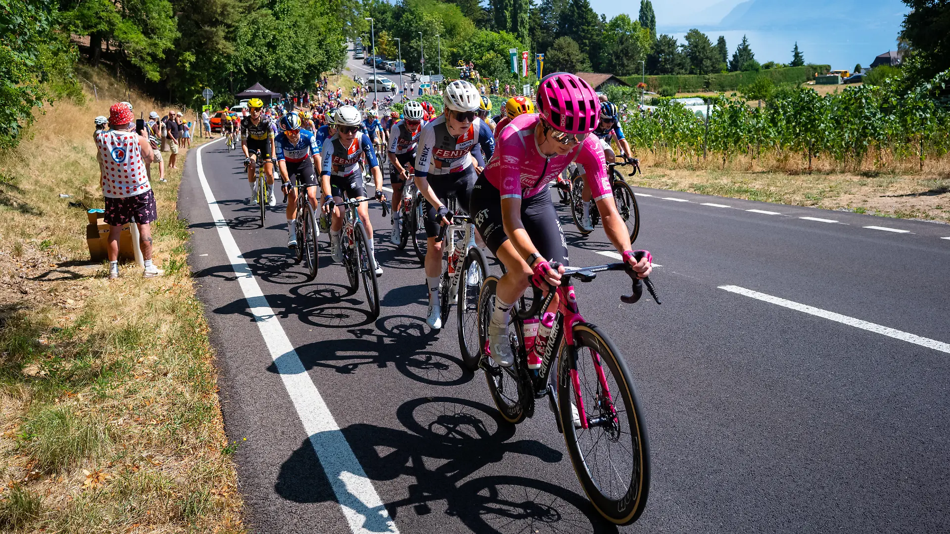 Plötzlich geht es bei der Tour de France Femmes um die Oberweiten der Fahrerinnen.