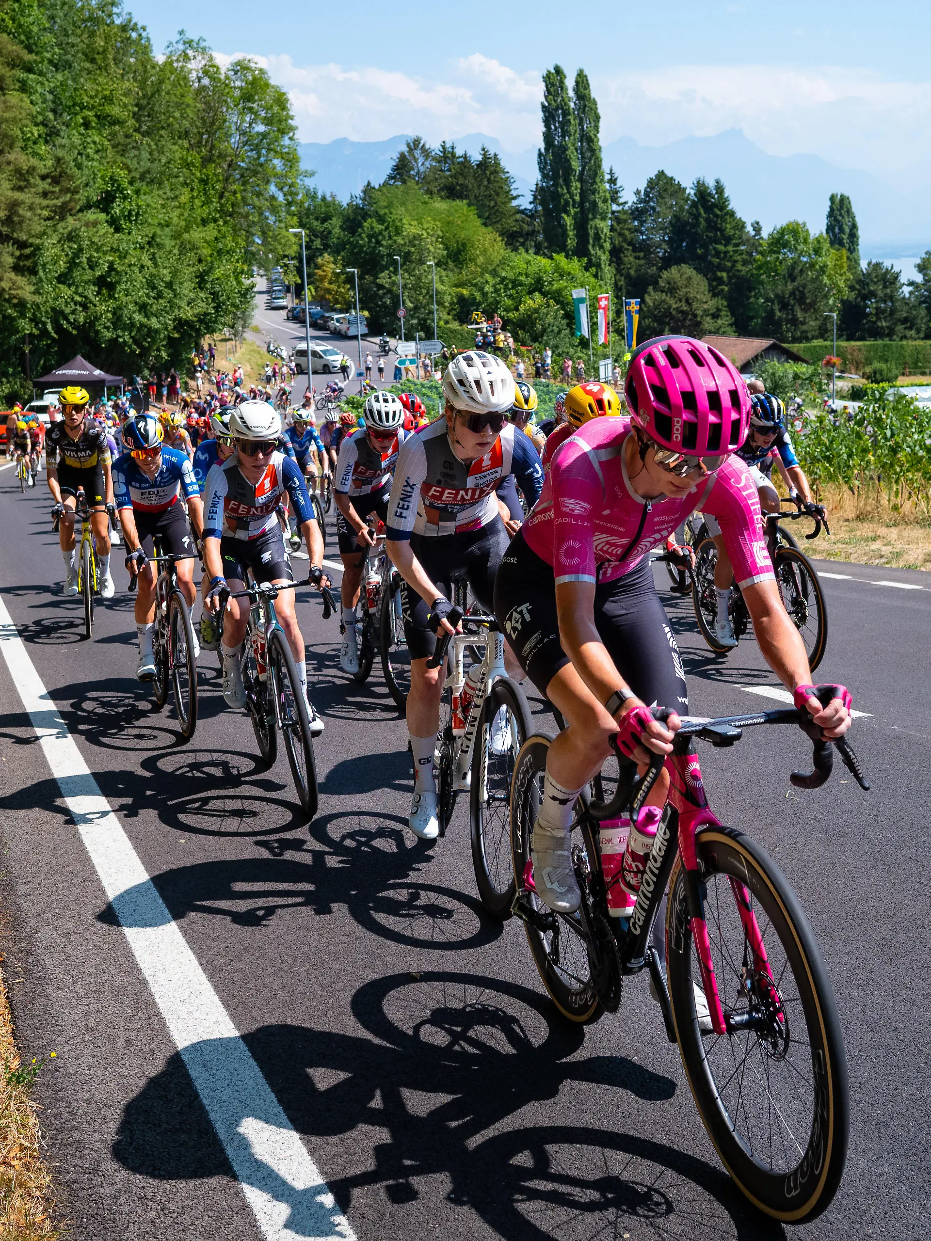 Plötzlich geht es bei der Tour de France Femmes um die Oberweiten der Fahrerinnen.