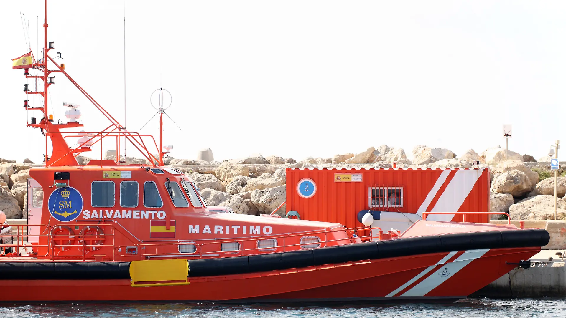 30.05.2008, Portals Nous, Mallorca, Spanien - Festgemachtes Rettungsschiff der Spanischen Seenotrettung an der Mole des Luxushafens Port de Portals. (Aufschrift, aussen, Aussenansicht, Aussenaufnahme, Balearische Inseln, Boot, Emblem, Europa, Hafen, Jachthafen, Kueste, Liegeplatz, Logo, Mallorca, Marina, Mittelmeer, Port de Portals, Portals Nous, Rettungsschiff, Salvamento Maritimo, SaSeMar, Schiff, Schrift, Schriftzug, Sea-Rescue, Sociedad Estatal de Salvamento y Seguridad Maritima, Spanien, spanisch, Spanische Seenotrettung, Sportboothafen, Sporthafen, Wappen, Yachthafen, QF, Küste) 0TK080530D043CARO.JPG