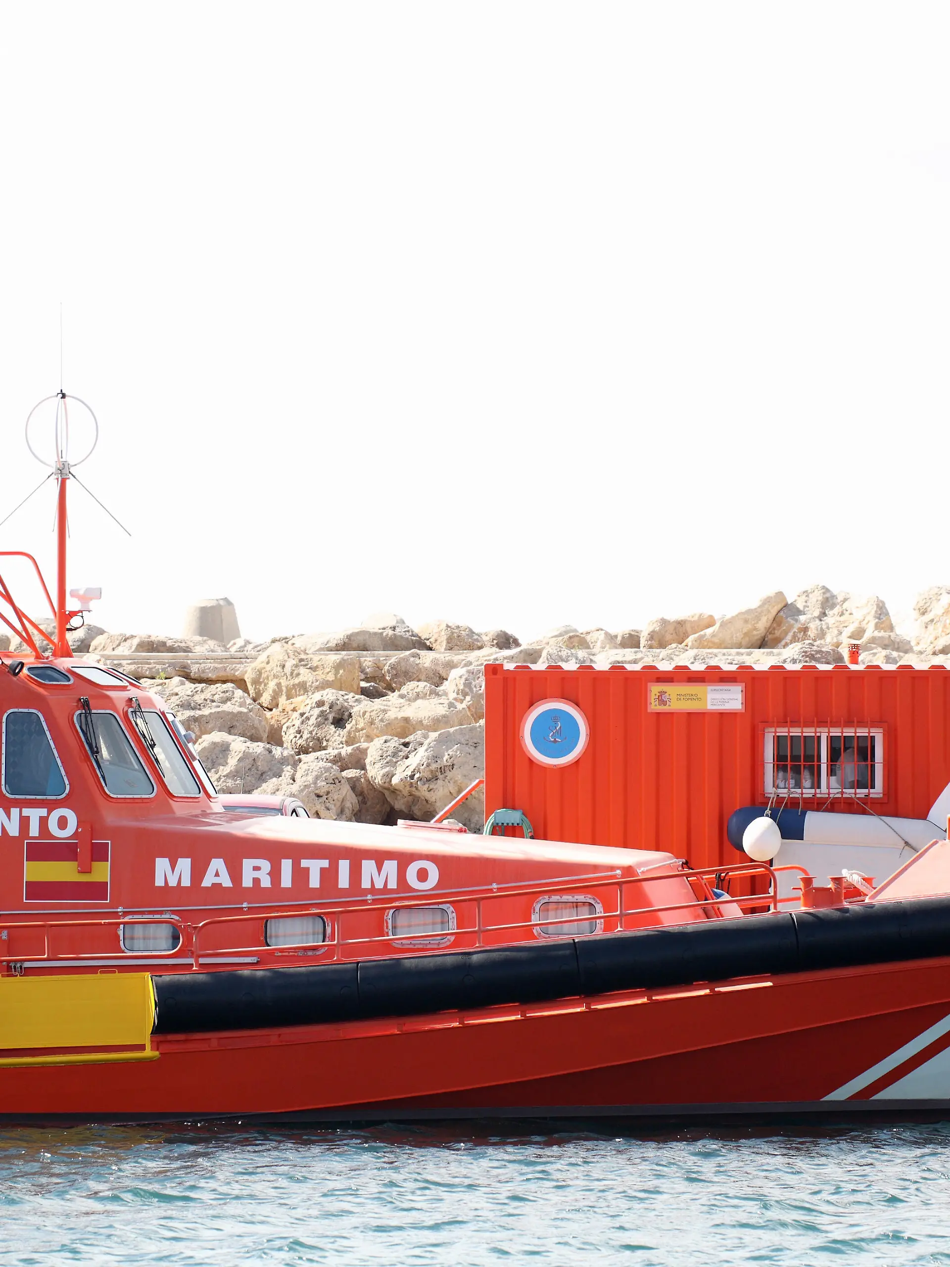 30.05.2008, Portals Nous, Mallorca, Spanien - Festgemachtes Rettungsschiff der Spanischen Seenotrettung an der Mole des Luxushafens Port de Portals. (Aufschrift, aussen, Aussenansicht, Aussenaufnahme, Balearische Inseln, Boot, Emblem, Europa, Hafen, Jachthafen, Kueste, Liegeplatz, Logo, Mallorca, Marina, Mittelmeer, Port de Portals, Portals Nous, Rettungsschiff, Salvamento Maritimo, SaSeMar, Schiff, Schrift, Schriftzug, Sea-Rescue, Sociedad Estatal de Salvamento y Seguridad Maritima, Spanien, spanisch, Spanische Seenotrettung, Sportboothafen, Sporthafen, Wappen, Yachthafen, QF, Küste) 0TK080530D043CARO.JPG