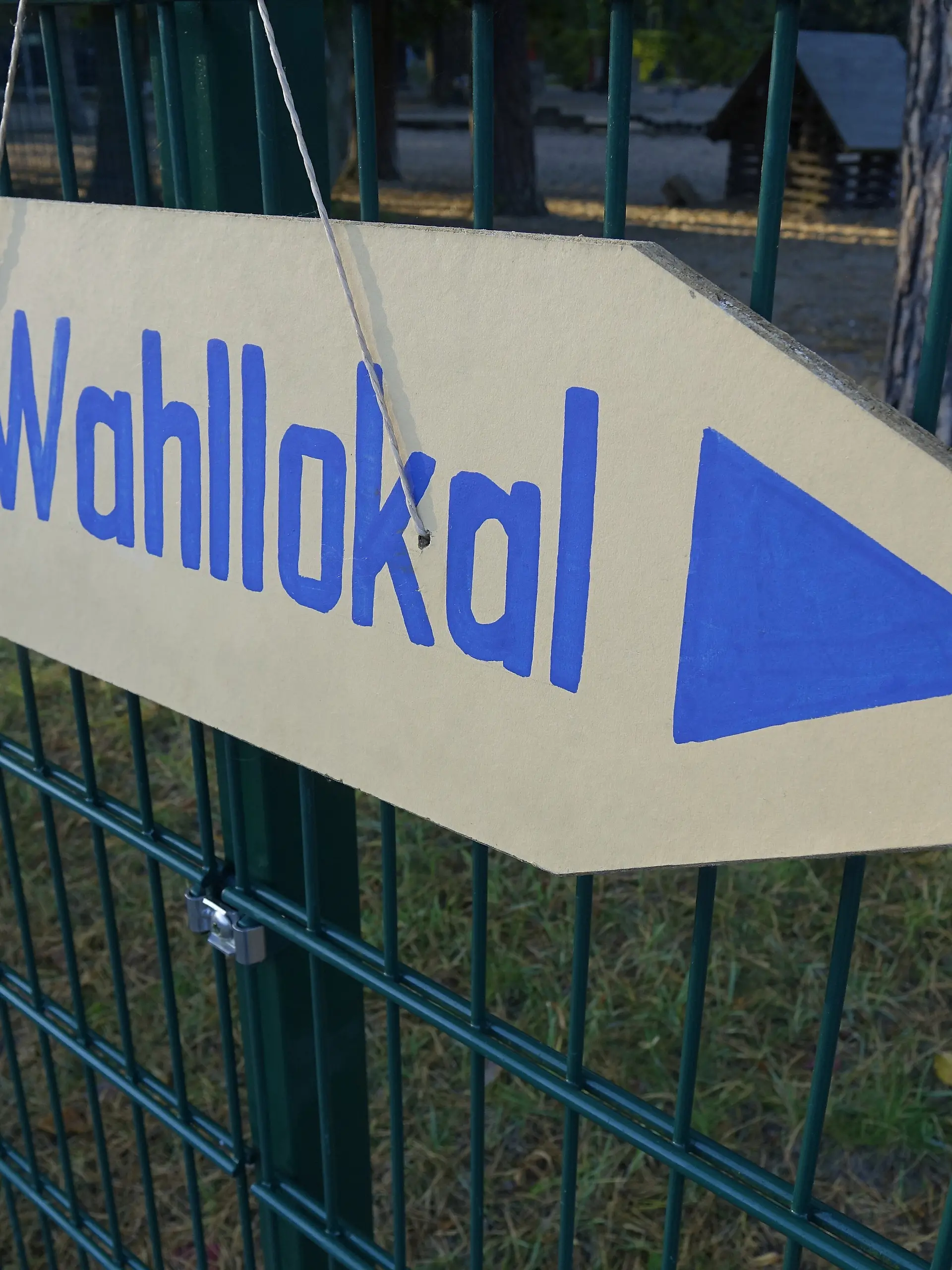 26.09.2021, Borkwalde, Brandenburg, Ein Wegweiser zeigt den Weg zum Wahllokal.