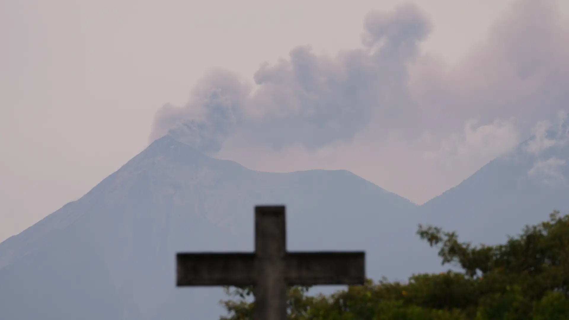 Aschewolken steigen aus dem Krater des Feuervulkans (Volcan de Fuego) auf. +++ dpa-Bildfunk +++