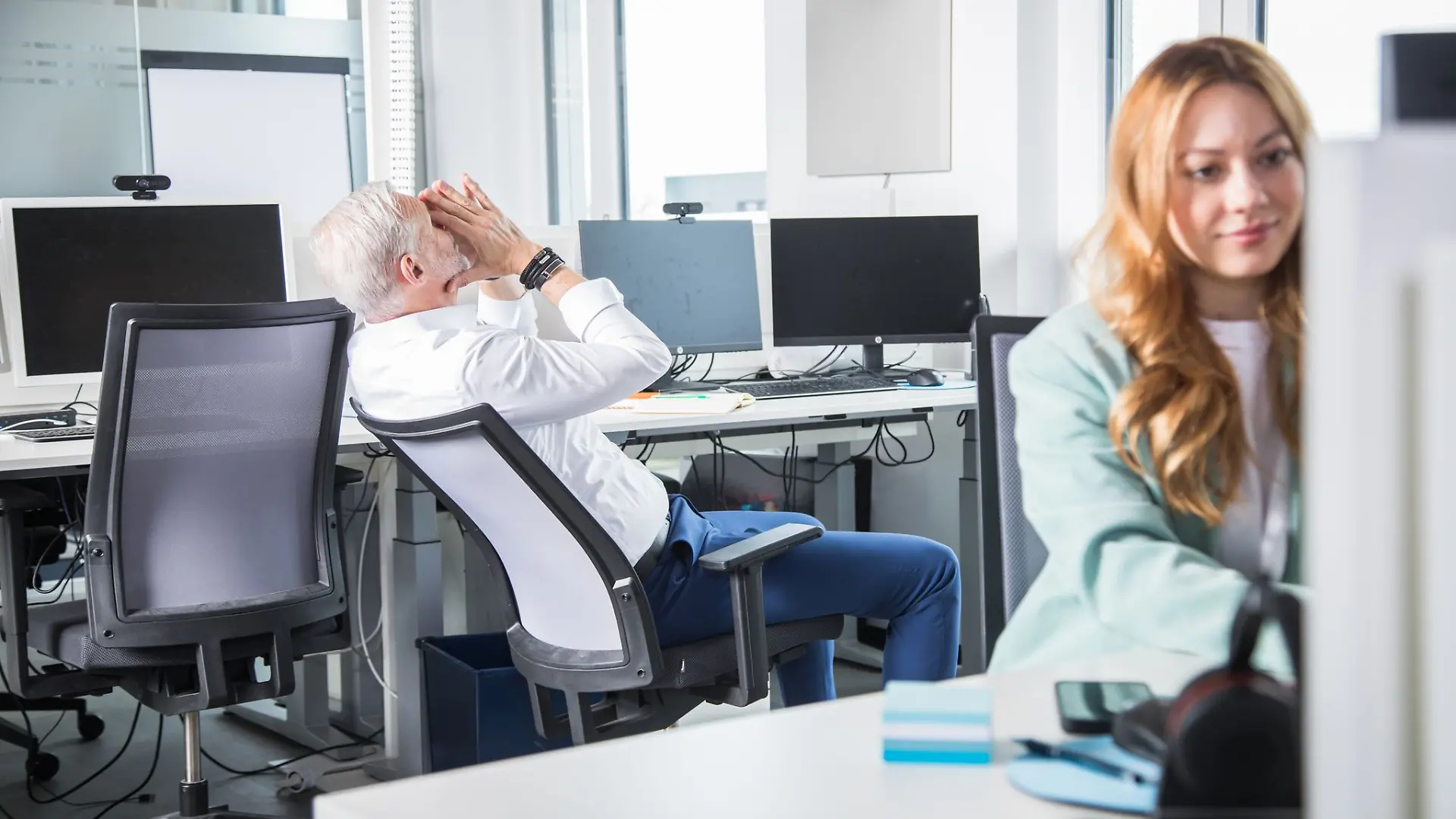 Wenn alles gleichzeitig rein prasselt: Kleine Rituale oder sogar Selbstgespräche können helfen, den Stress im Job zu sortieren.