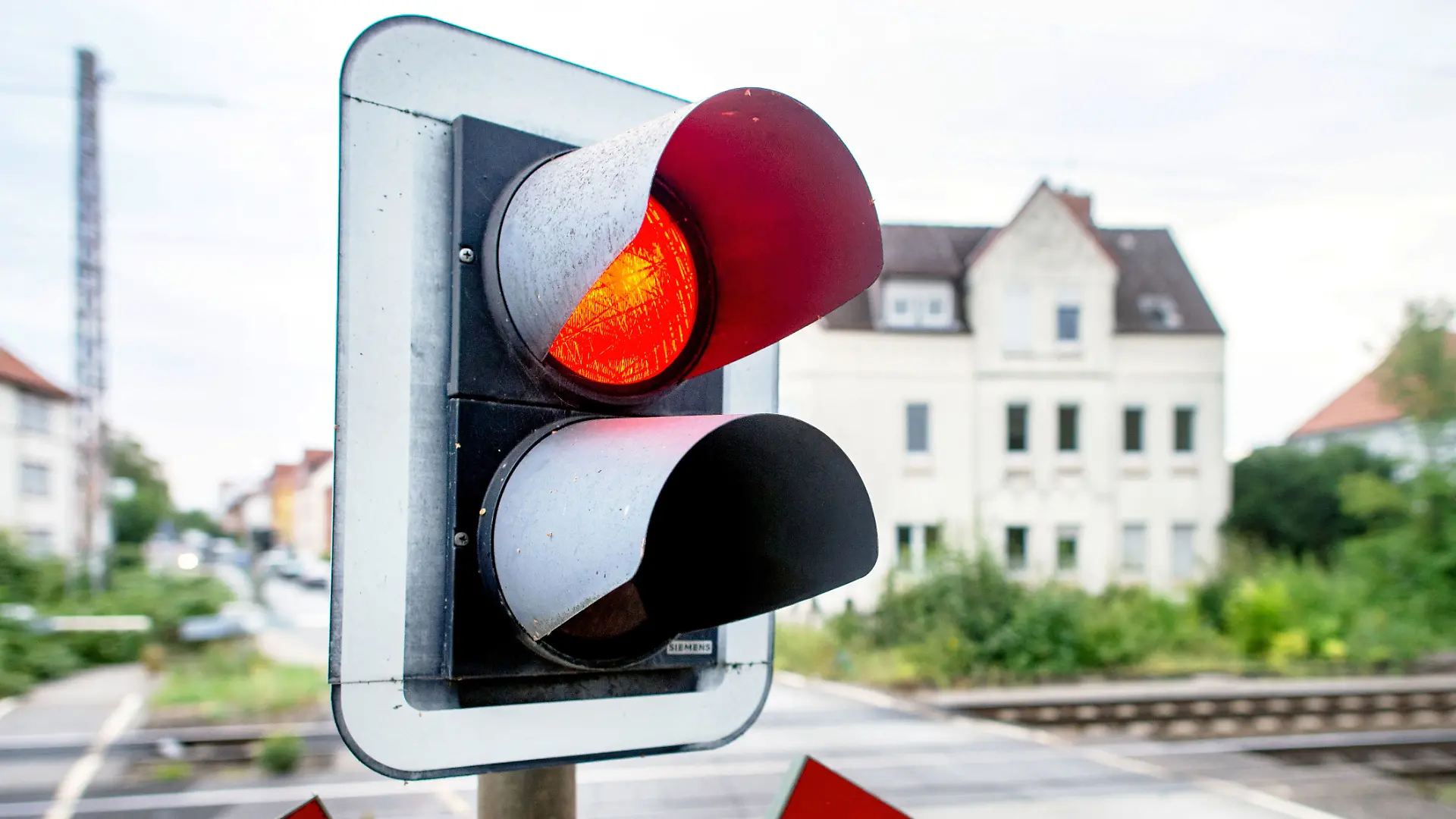 Nach einem Blitzeinschlag bleiben Bahnschranken geschlossen. Harburg ist für Autofahrer plötzlich in zwei Hälften geteilt. (Symbolbild)