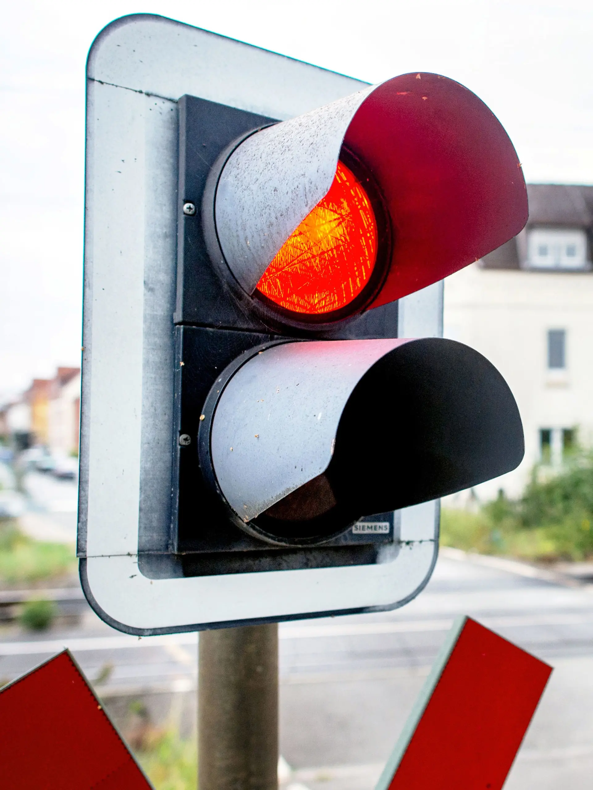 Nach einem Blitzeinschlag bleiben Bahnschranken geschlossen. Harburg ist für Autofahrer plötzlich in zwei Hälften geteilt. (Symbolbild)