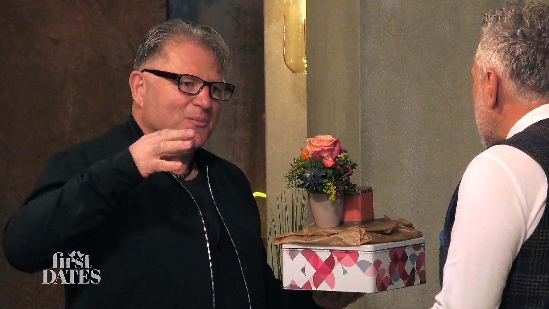 Markus hat viele Geschenke dabei! Für Melanie