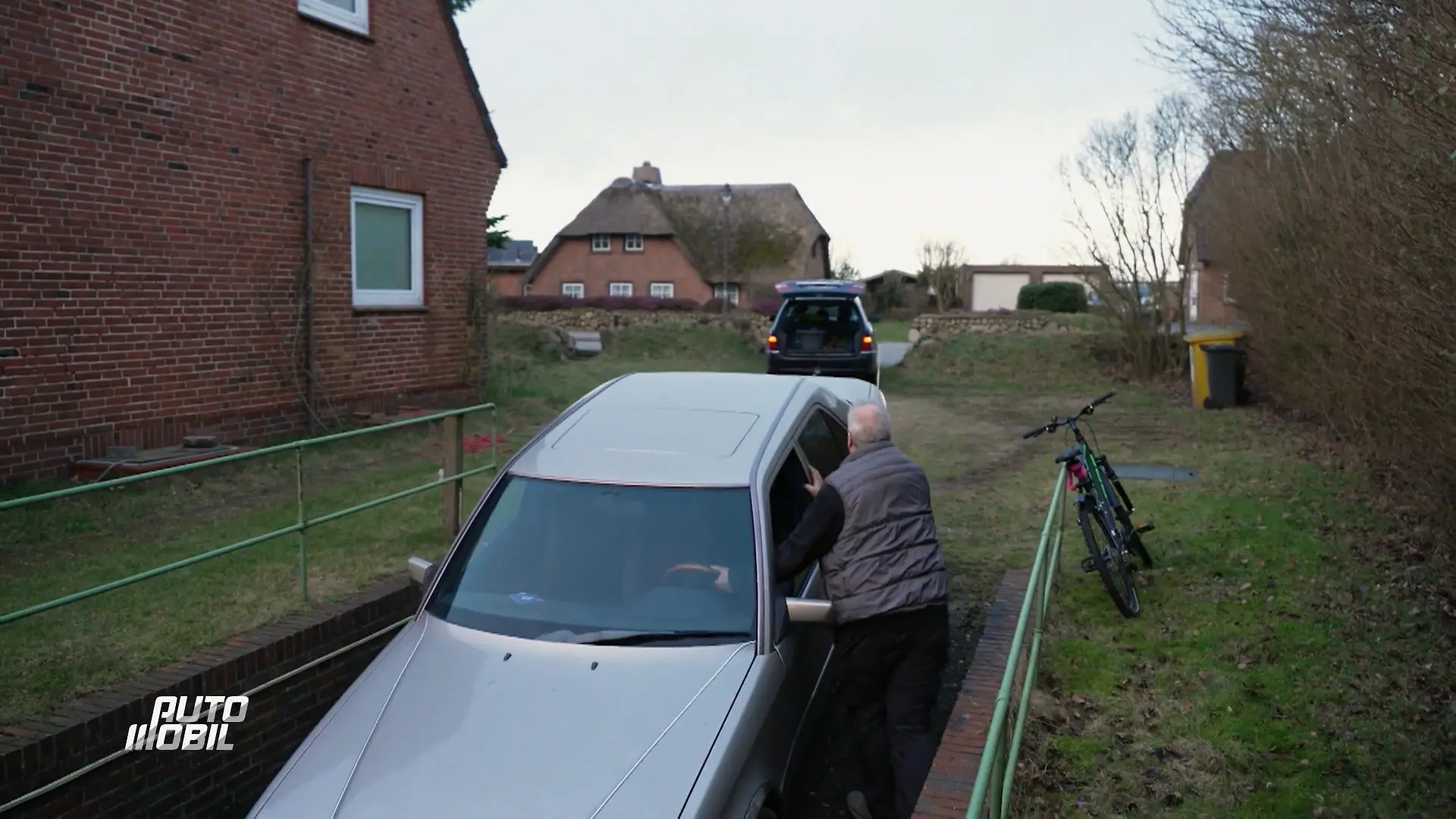 Kriegen Andreas und Tom den schweren B124 aus der Garage? Schwerstarbeit auf Sylt