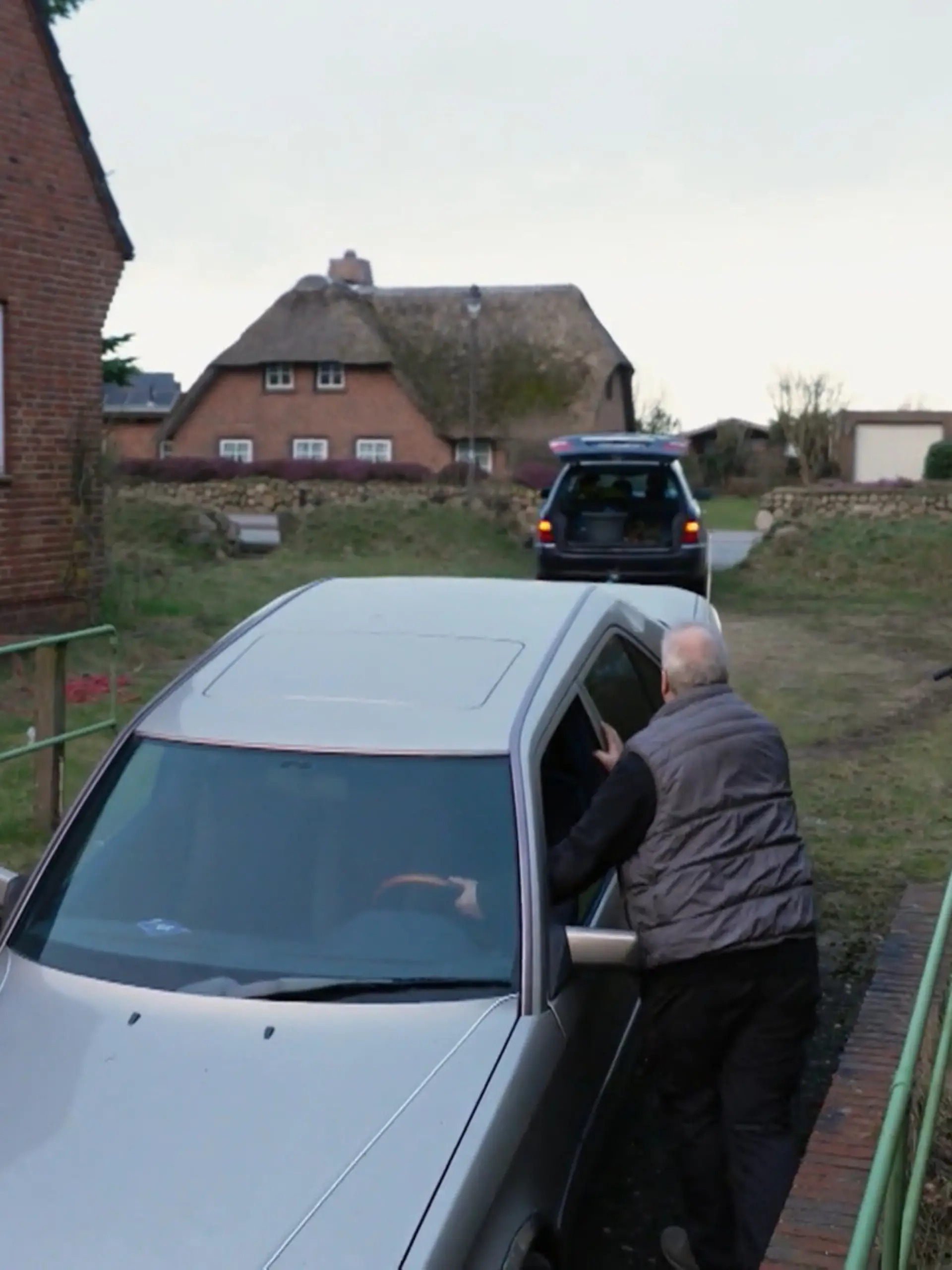 Bild zu: "Kriegen Andreas und Tom den schweren B124 aus der Garage?"