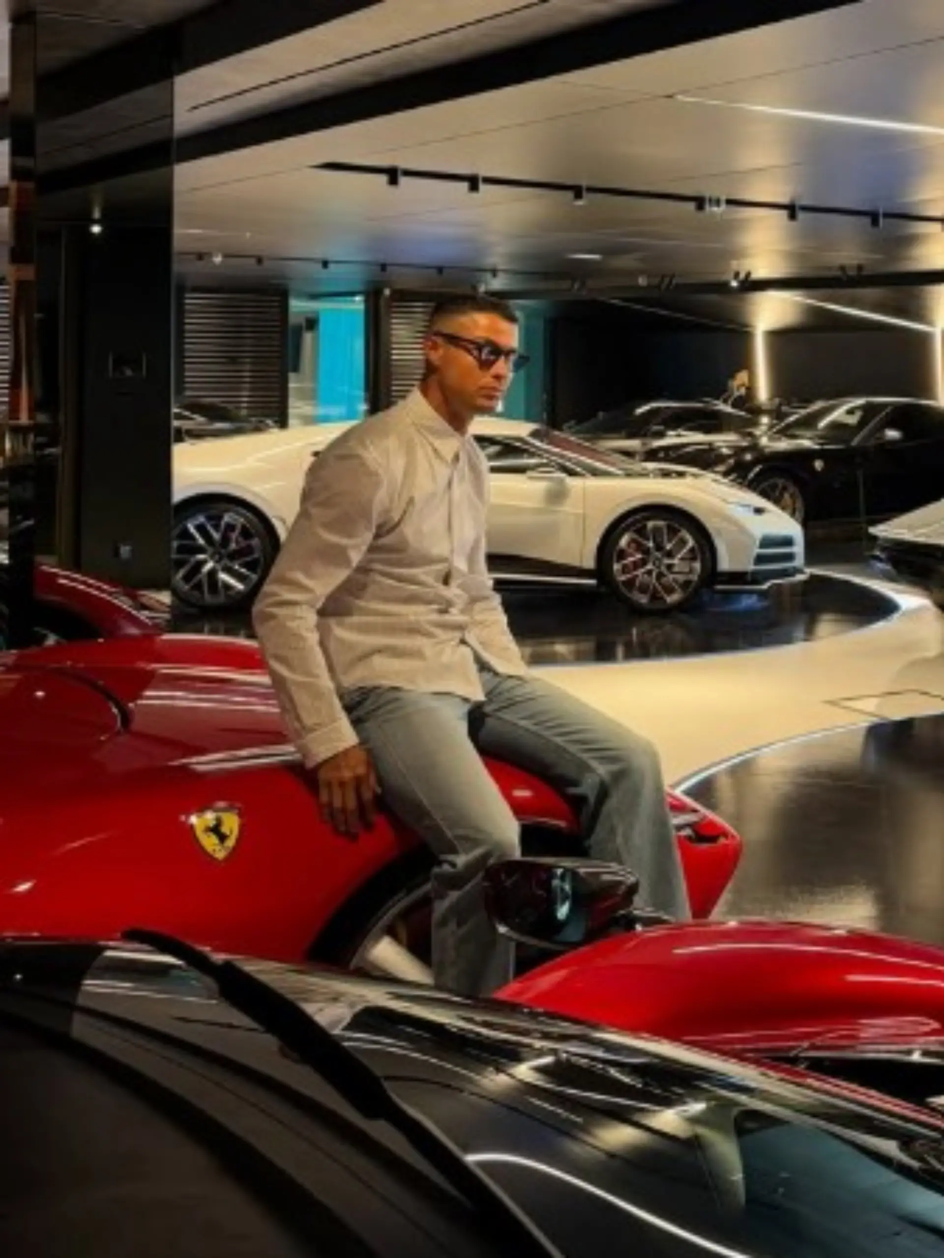 Bild zu: "Kurz vor der Hochzeit: Ronaldo präsentiert seine „Spielzeugsammlung”"