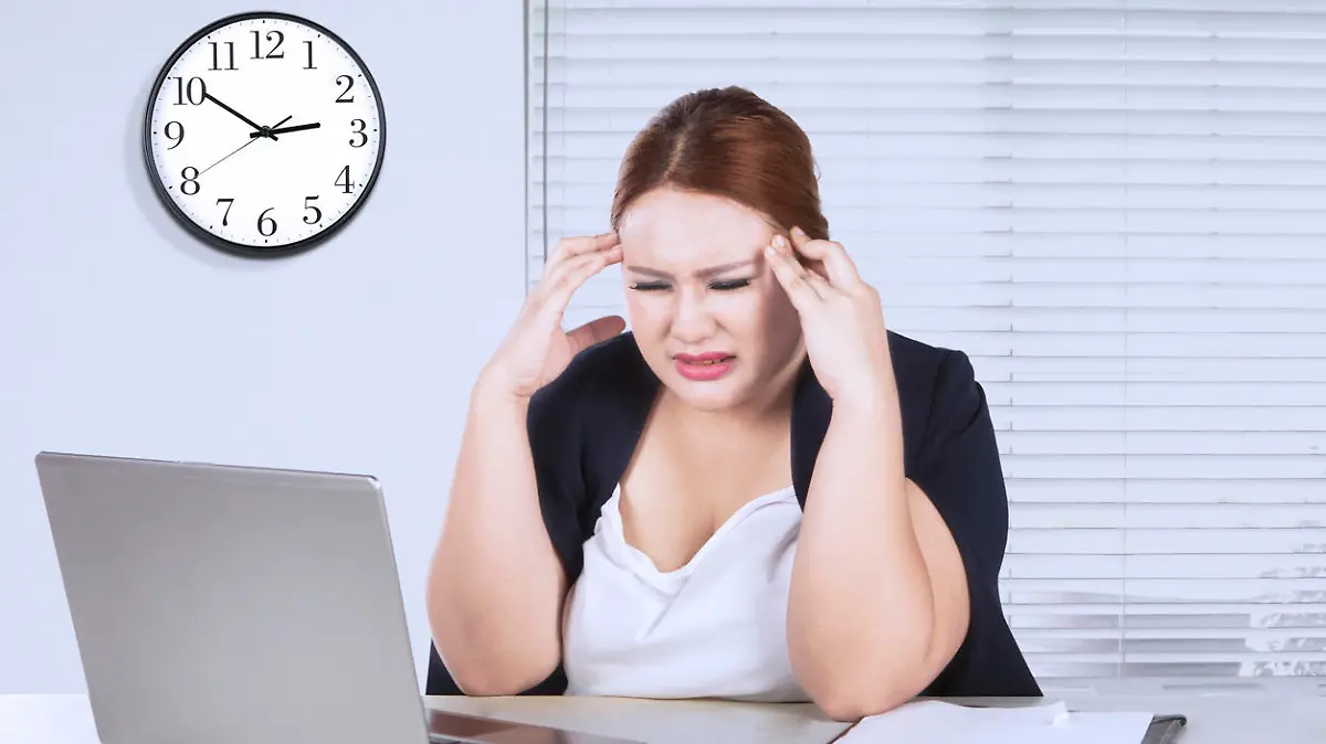 Frau vor Computer