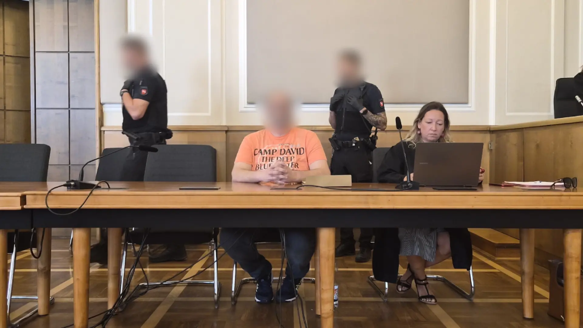 Thomas H. (46) sitzt wegen des Verdachts des heimtückischen Mordes an seiner Ehefrau Jessica H. auf der Anklagebank des Landgerichts Osnabrück.