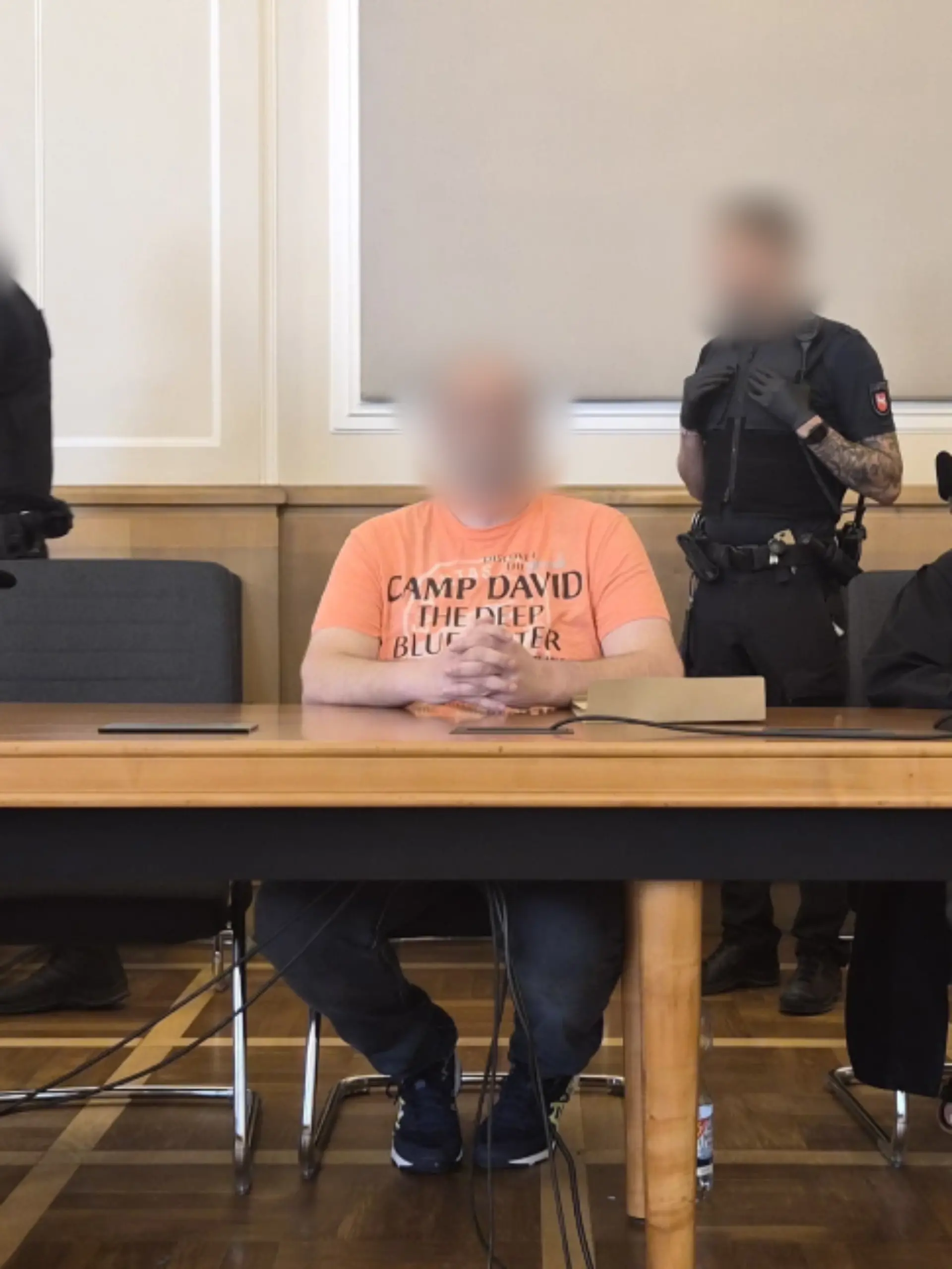 Thomas H. (46) sitzt wegen des Verdachts des heimtückischen Mordes an seiner Ehefrau Jessica H. auf der Anklagebank des Landgerichts Osnabrück.