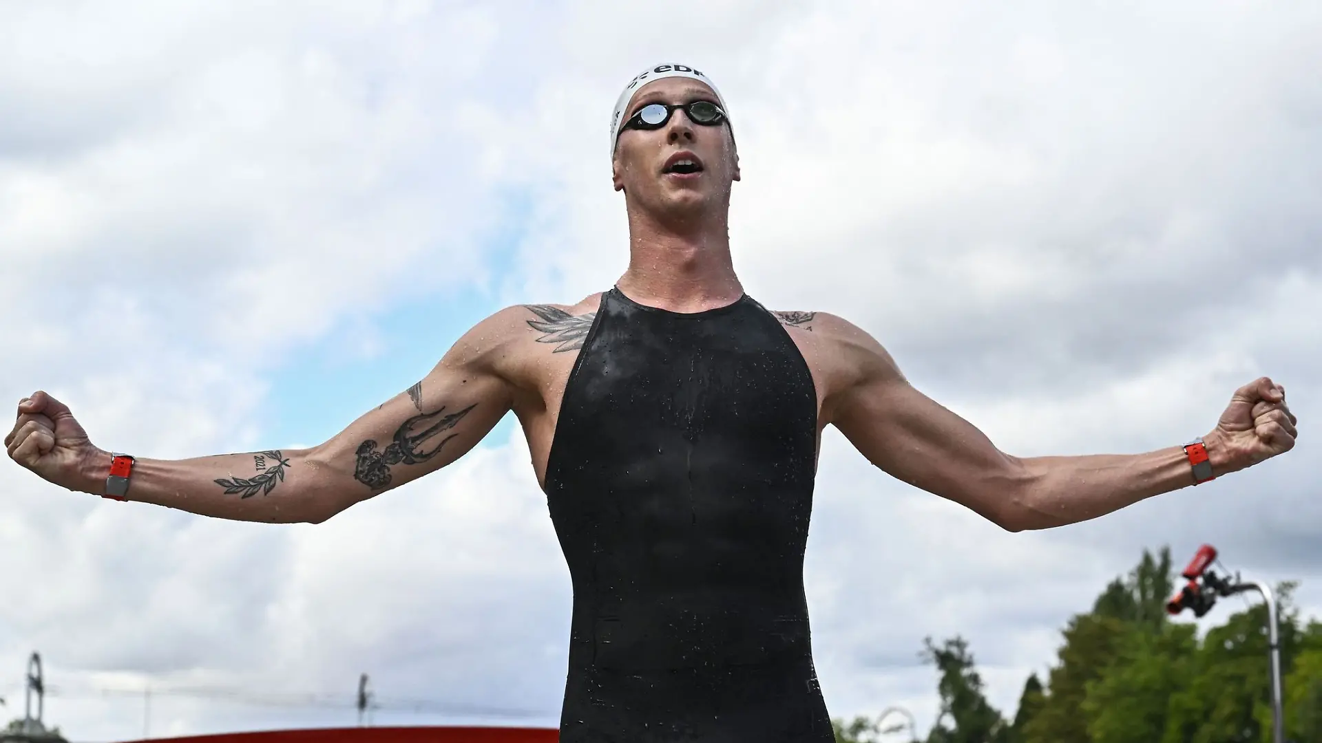 Florian Wellbrock feiert seinen zweiten EM-Titel im Freiwasserschwimmen.